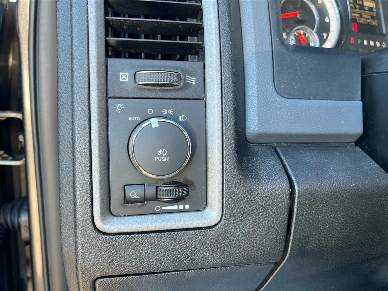 RAM 1500 Tradesman Crew Cab SWB 4WD 2017