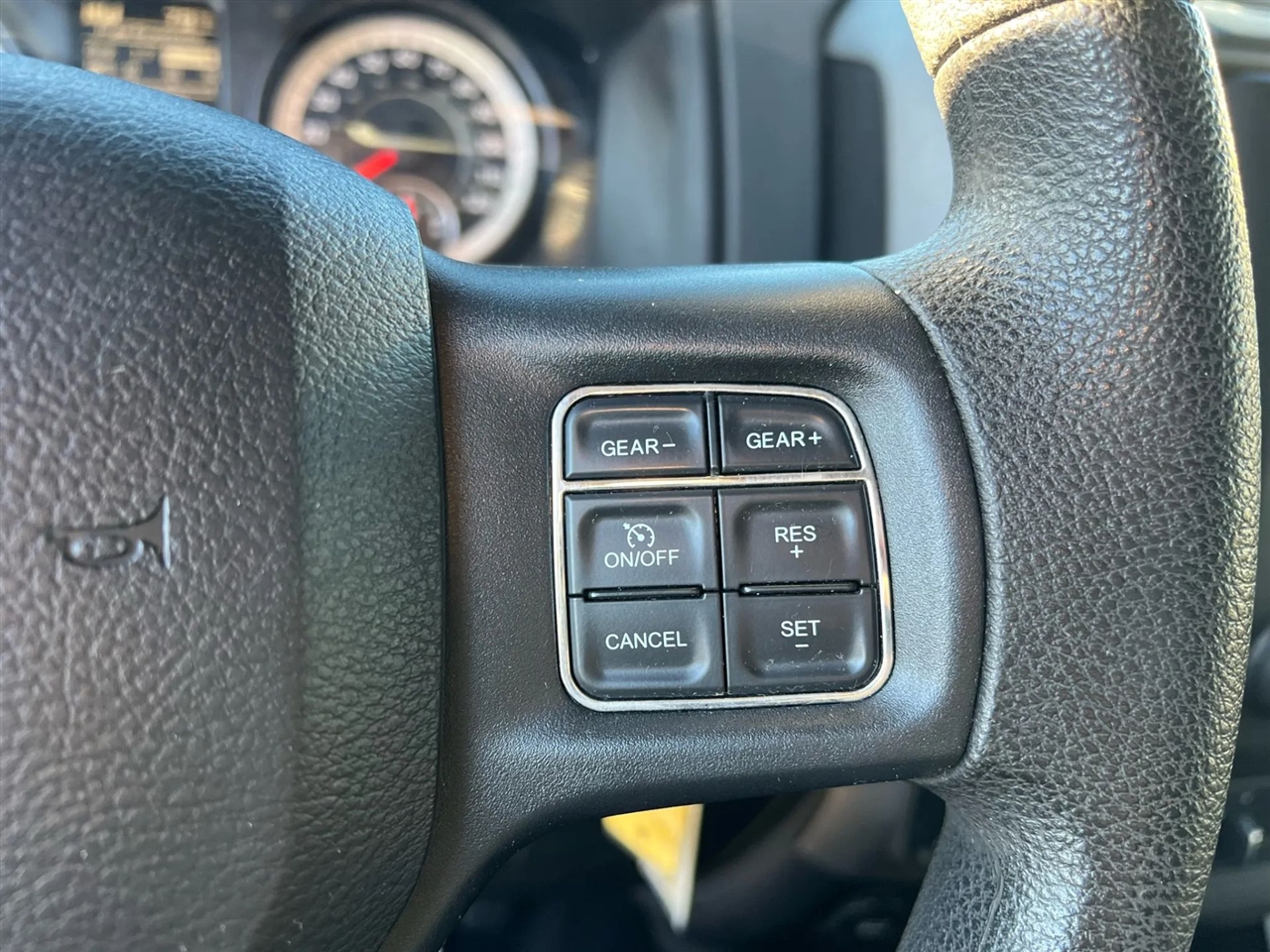 RAM 1500 Tradesman Crew Cab SWB 4WD 2017