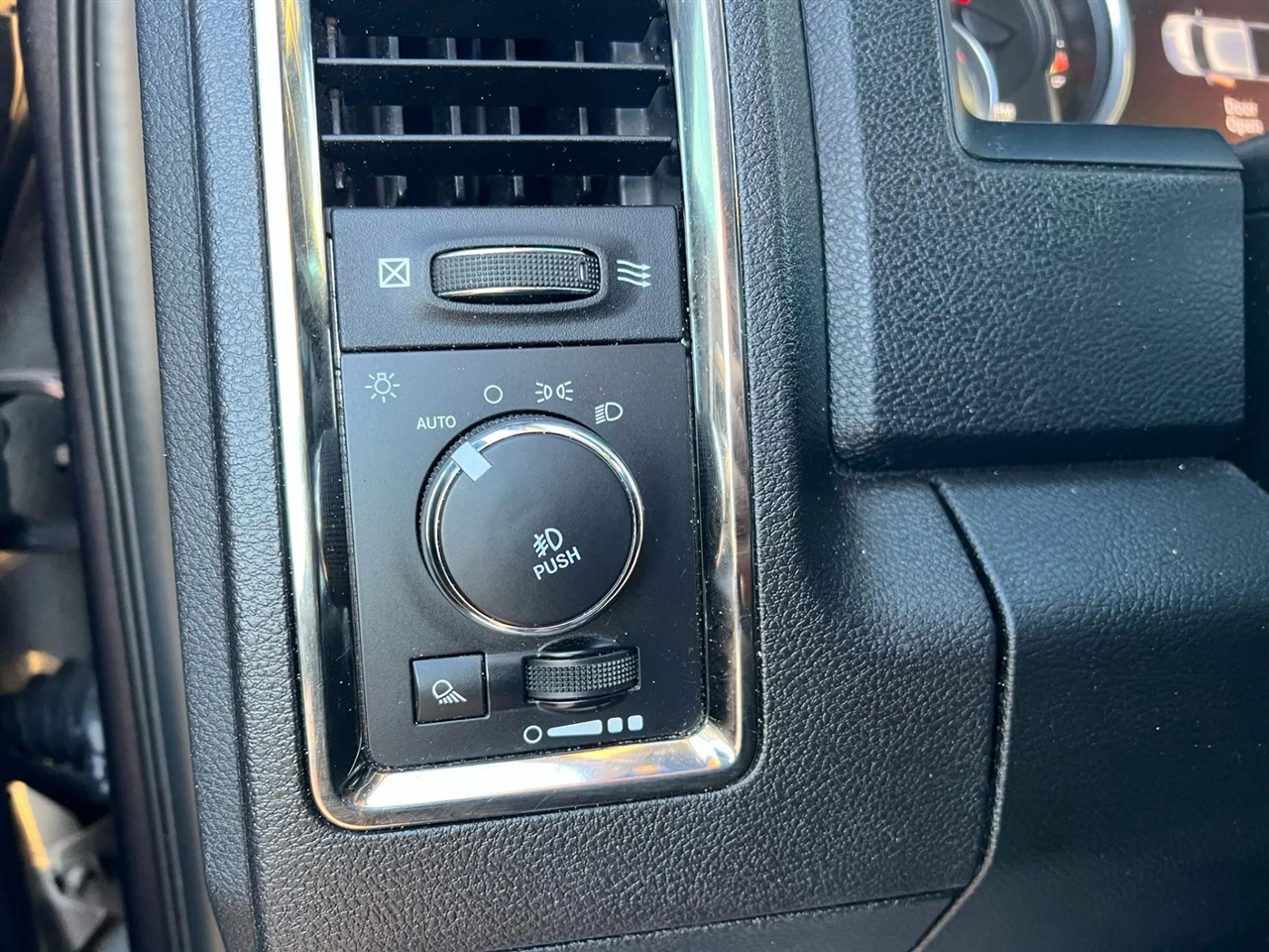 RAM 1500 Sport Crew Cab LWB 4WD 2016