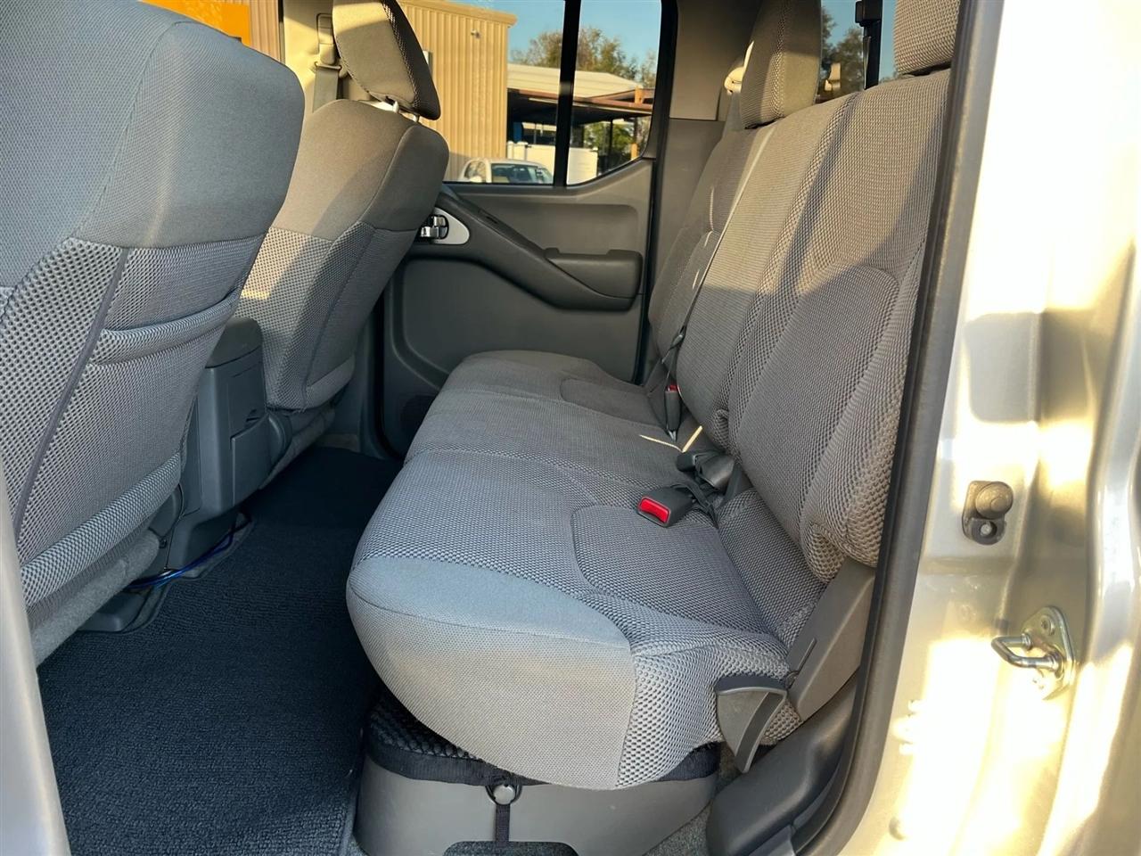 Nissan Frontier SV Crew Cab 2WD 2016