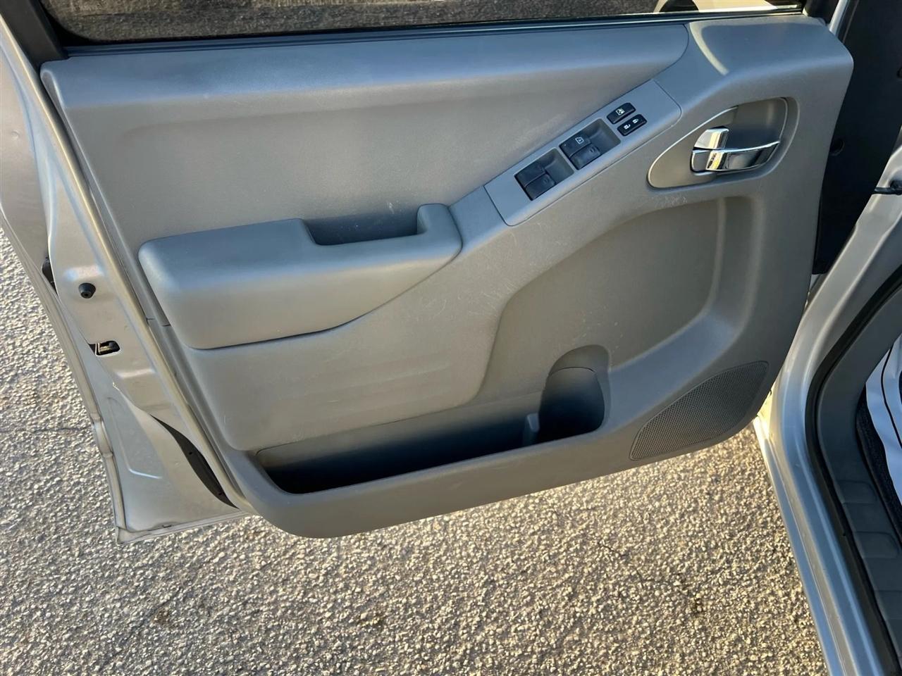 Nissan Frontier SV Crew Cab 2WD 2016