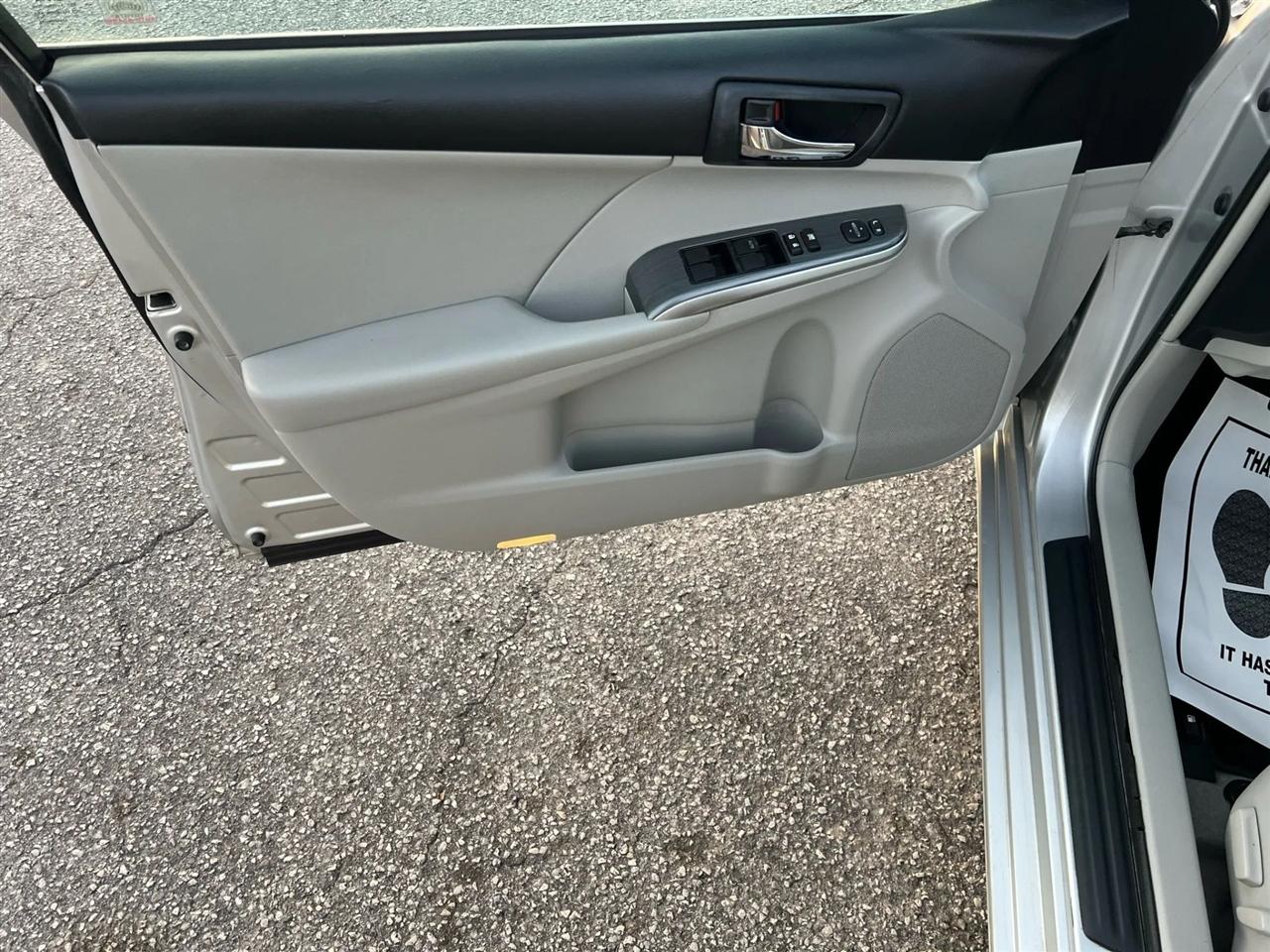 Toyota Camry Hybrid XLE 2014