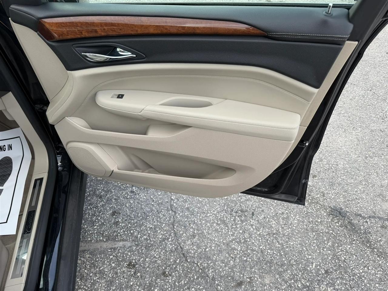 Cadillac SRX Luxury Collection 2011