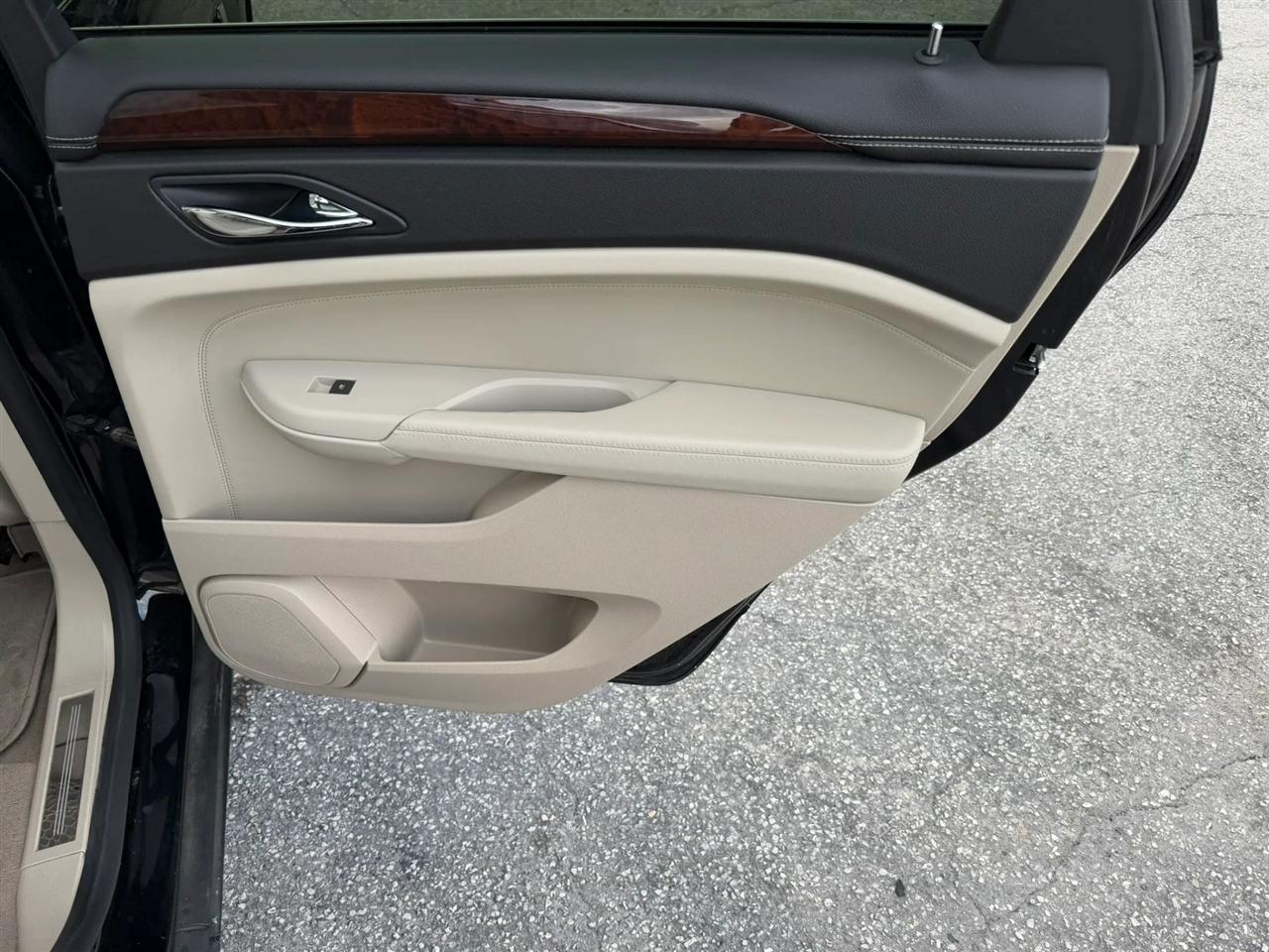 Cadillac SRX Luxury Collection 2011