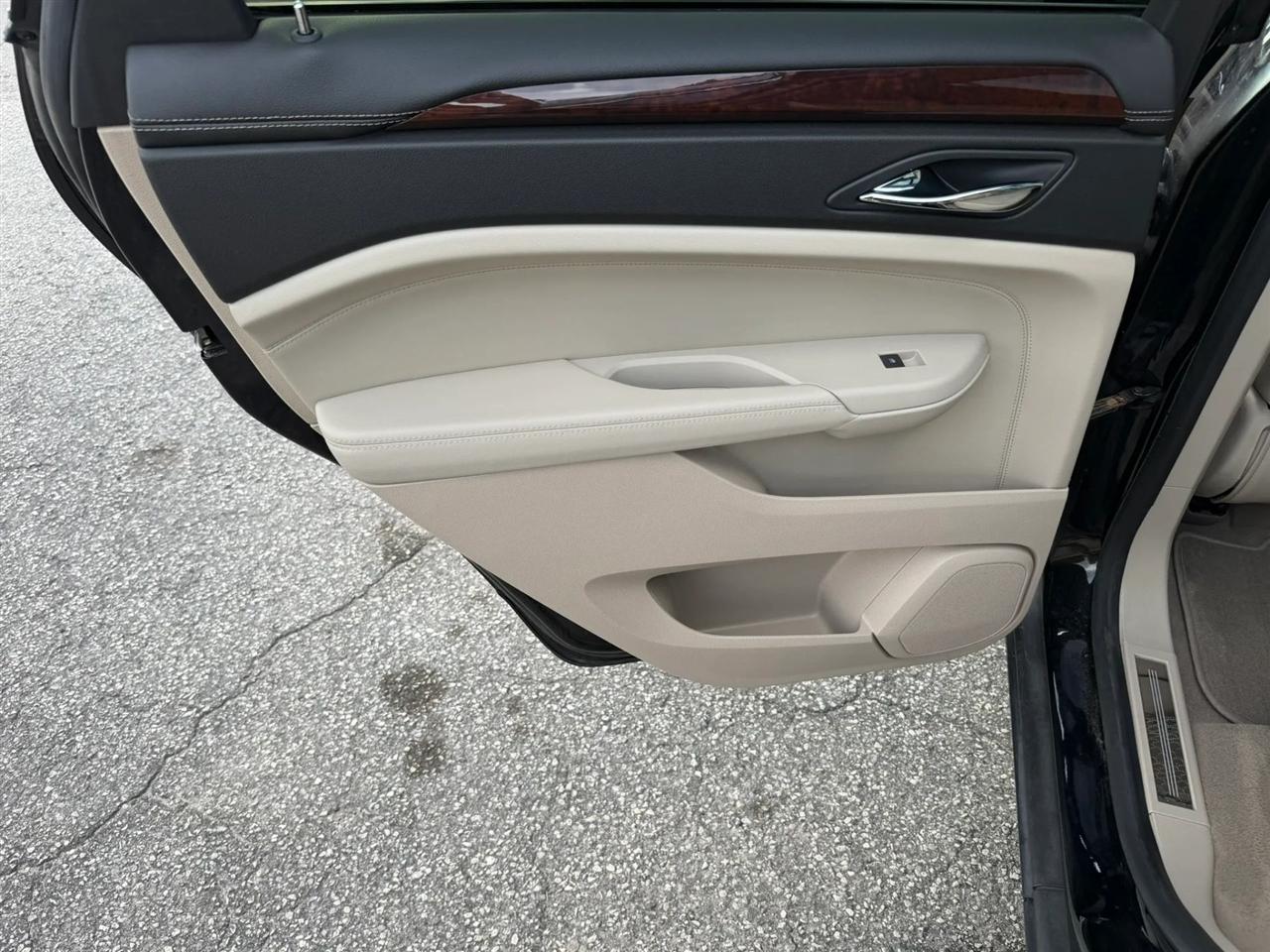 Cadillac SRX Luxury Collection 2011