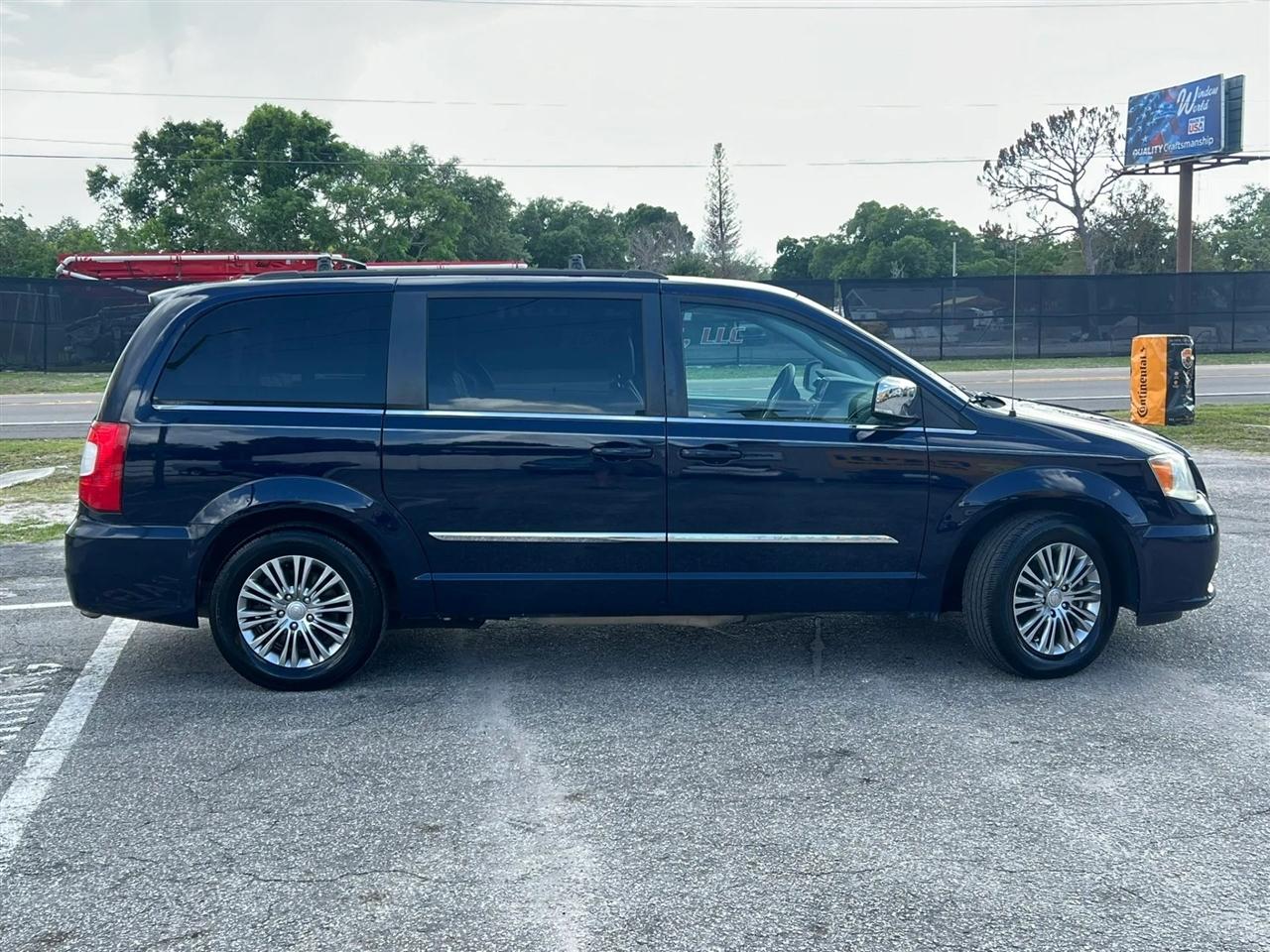 Chrysler Town & Country Touring-L 2013