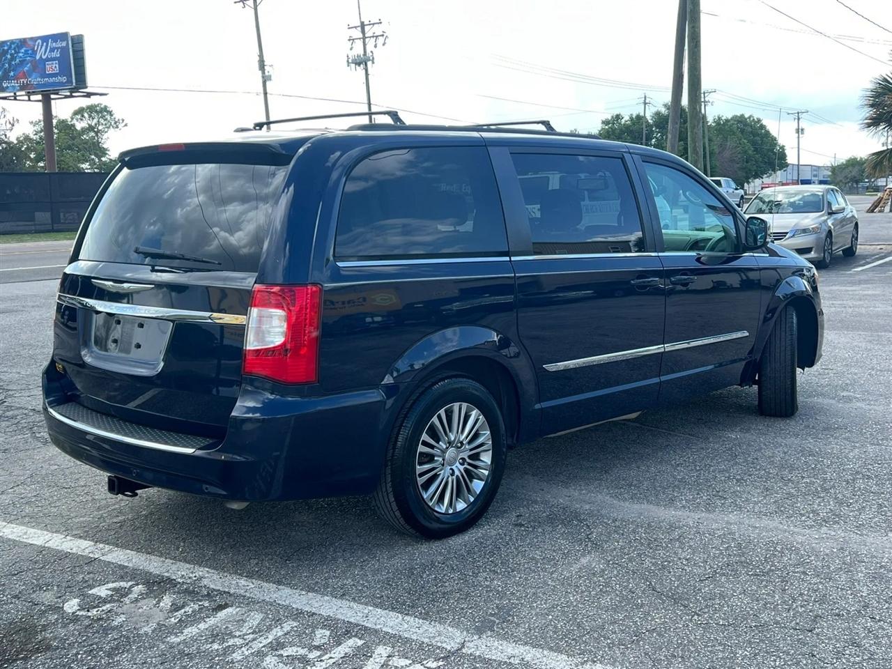Chrysler Town & Country Touring-L 2013