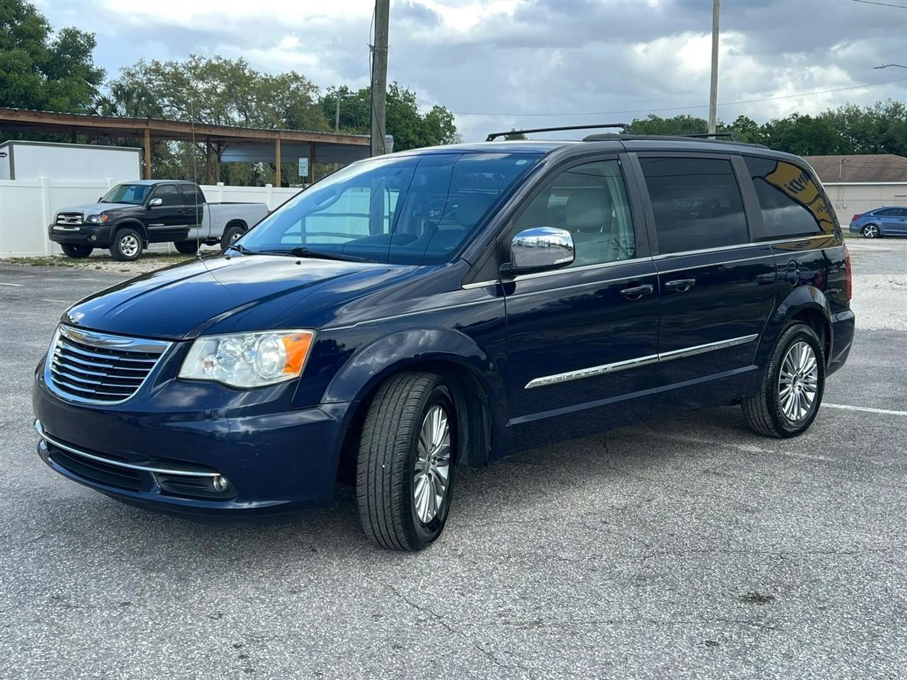 Chrysler Town & Country Touring-L 2013