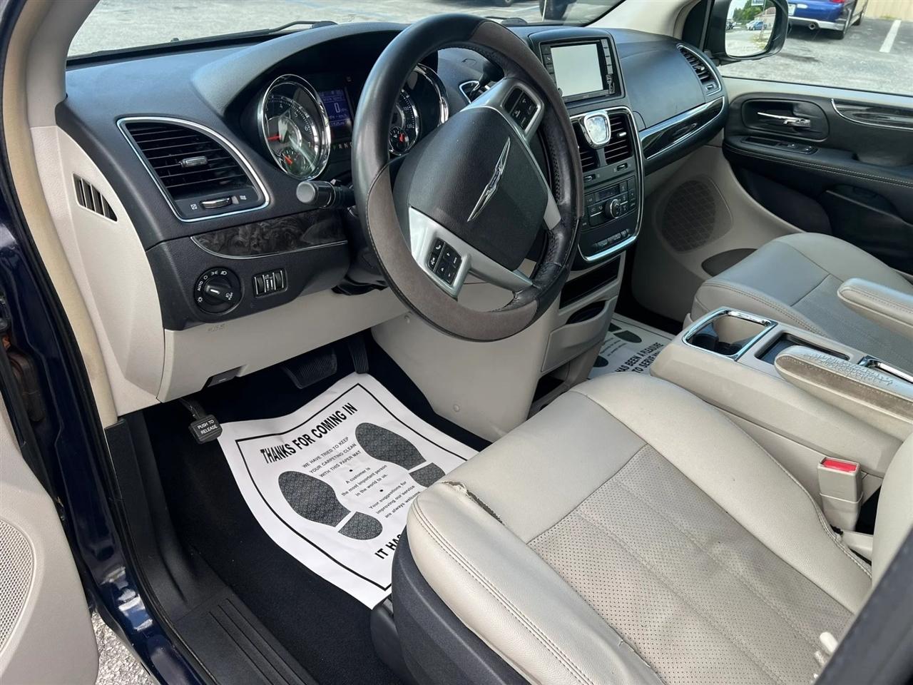 Chrysler Town & Country Touring-L 2013