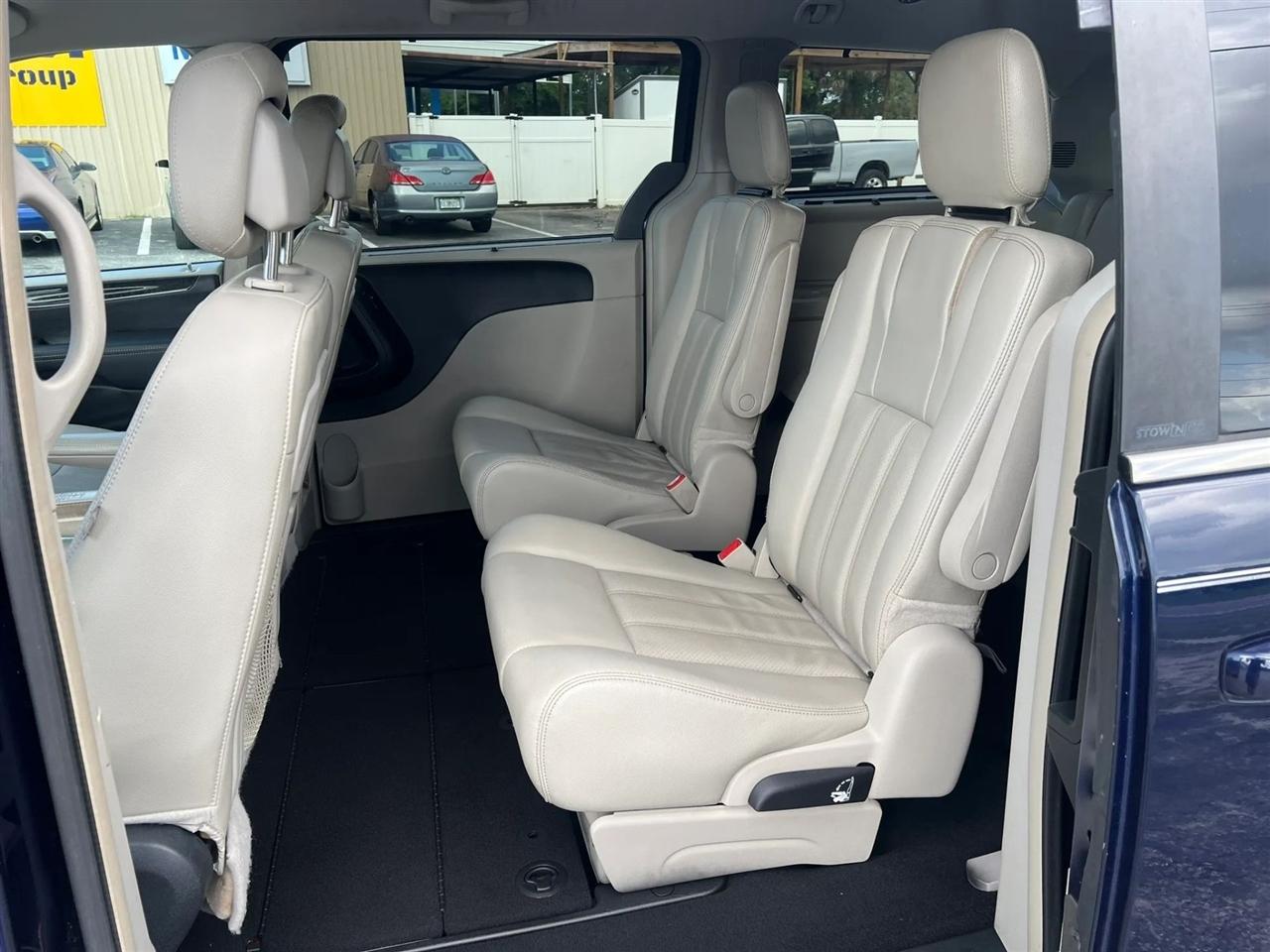 Chrysler Town & Country Touring-L 2013