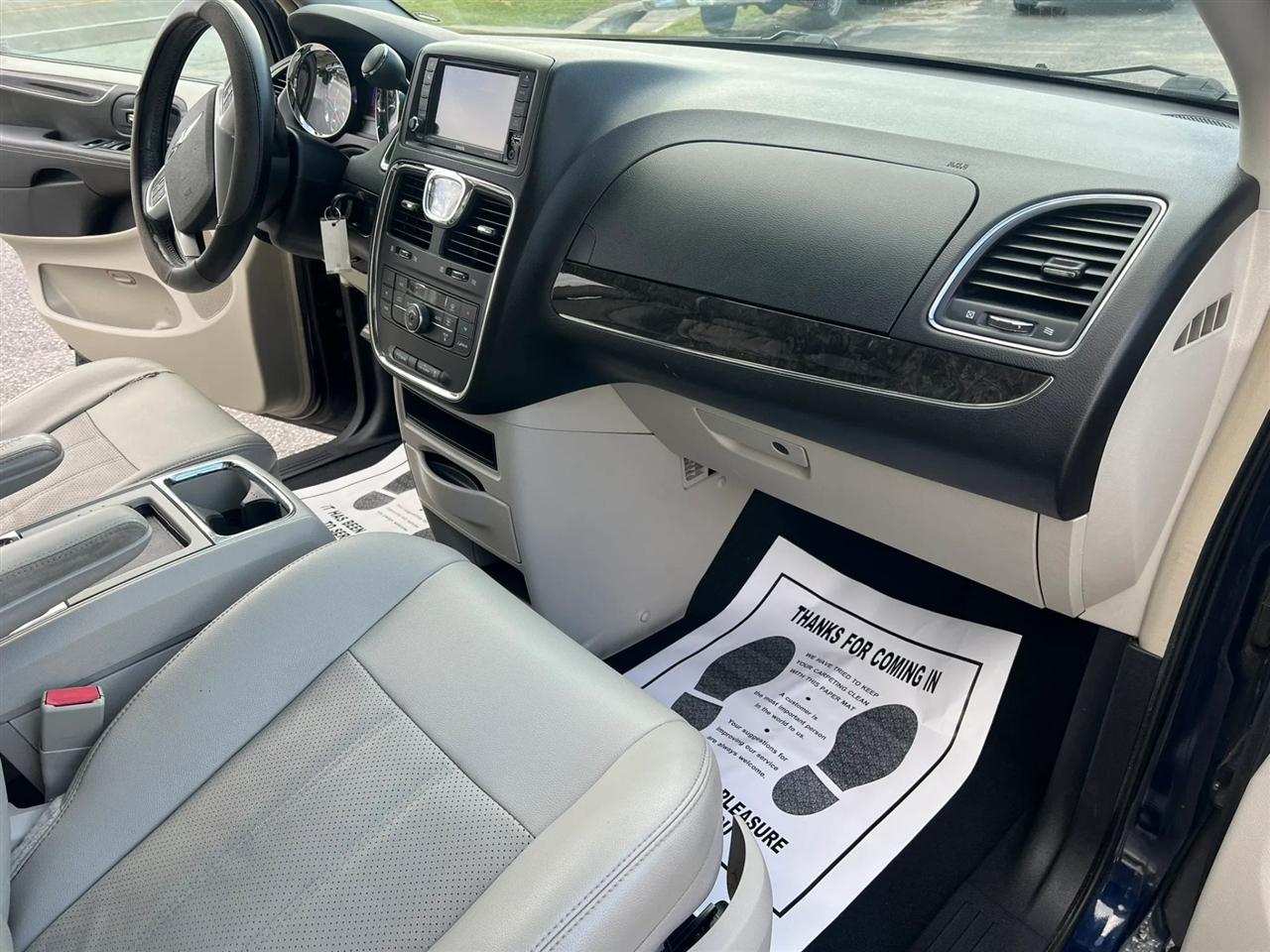 Chrysler Town & Country Touring-L 2013