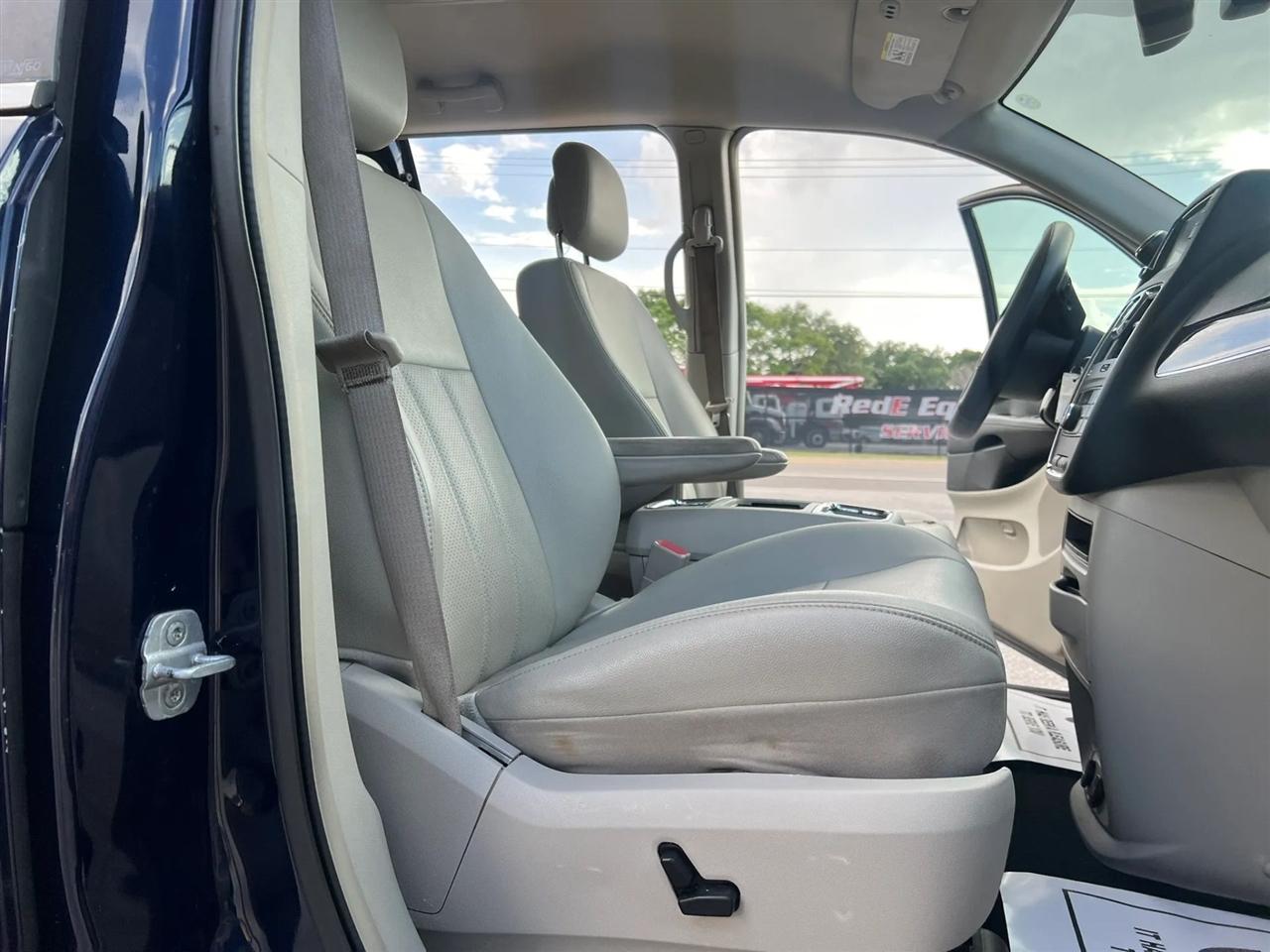 Chrysler Town & Country Touring-L 2013