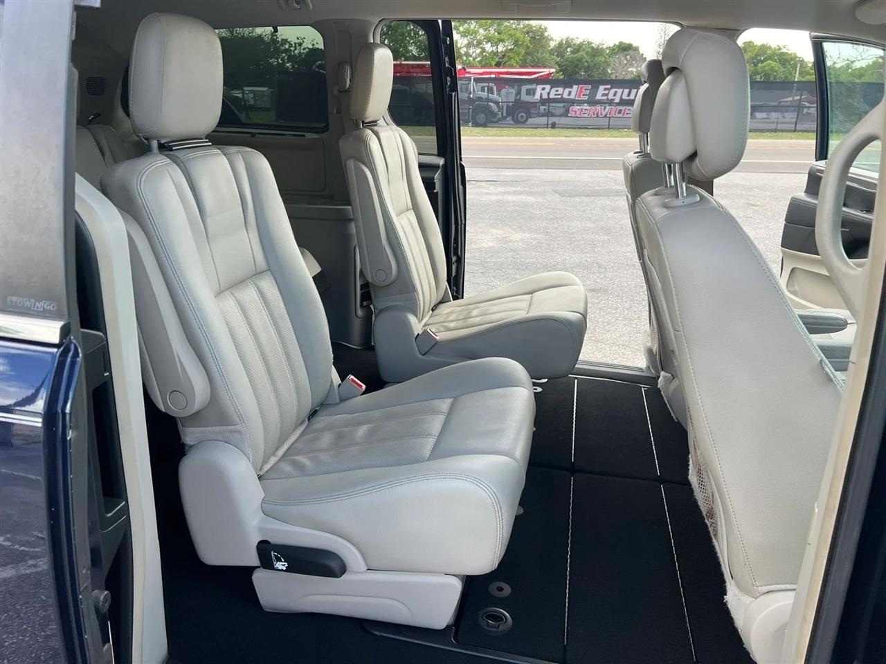 Chrysler Town & Country Touring-L 2013
