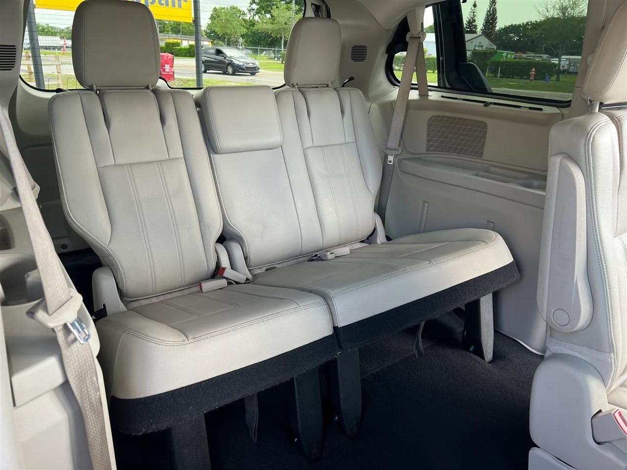 Chrysler Town & Country Touring-L 2013