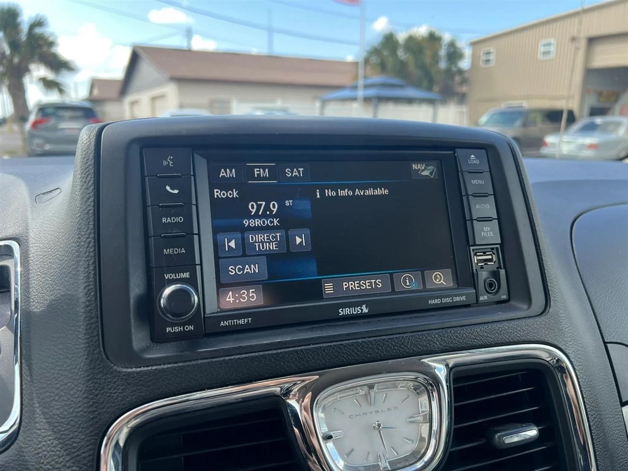 Chrysler Town & Country Touring-L 2013