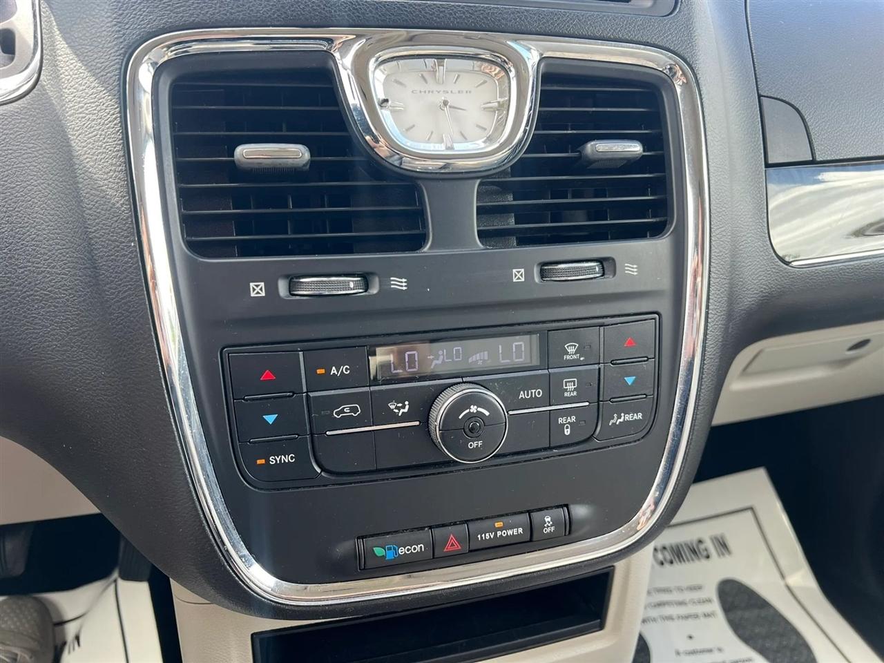 Chrysler Town & Country Touring-L 2013