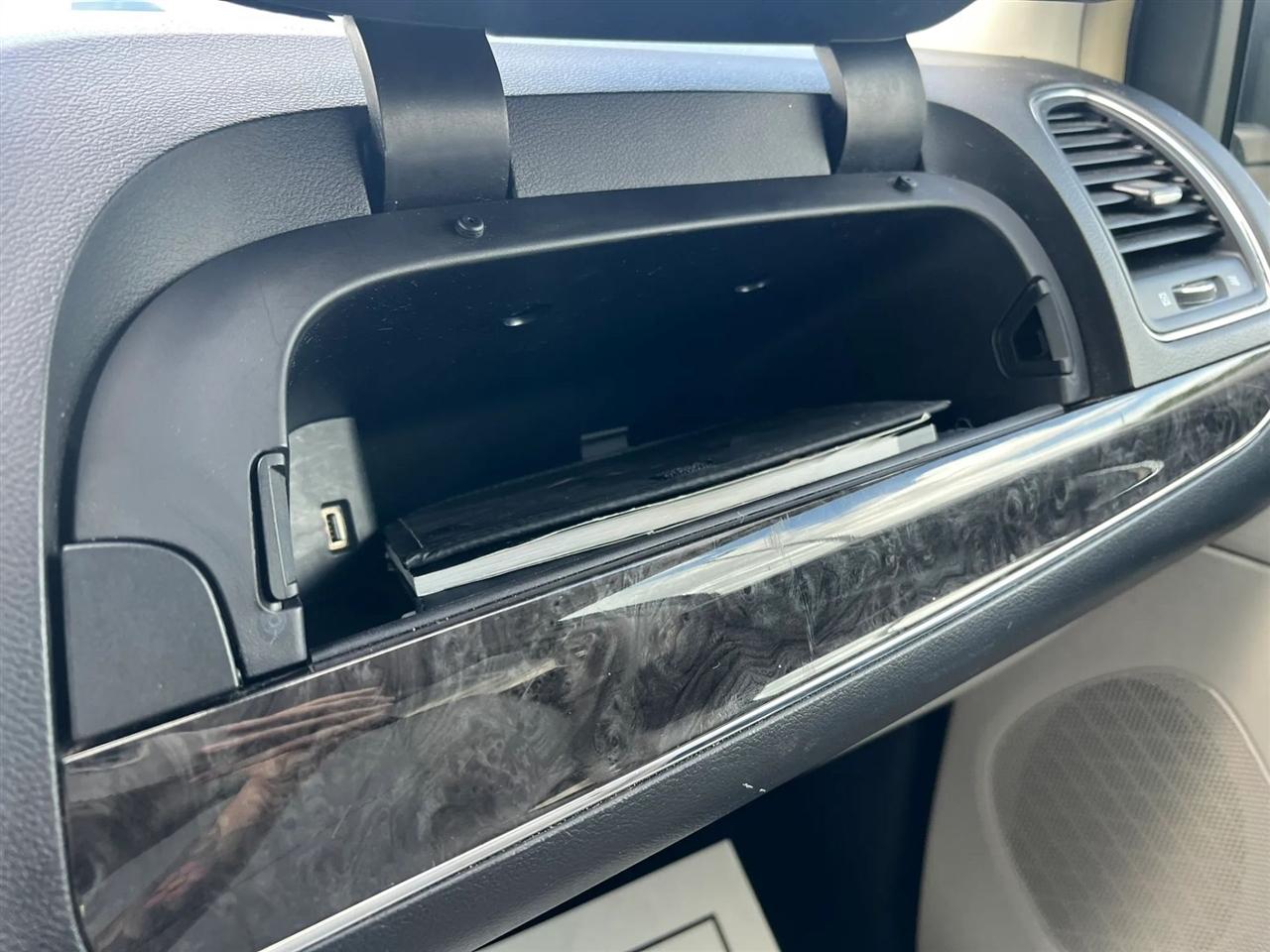 Chrysler Town & Country Touring-L 2013