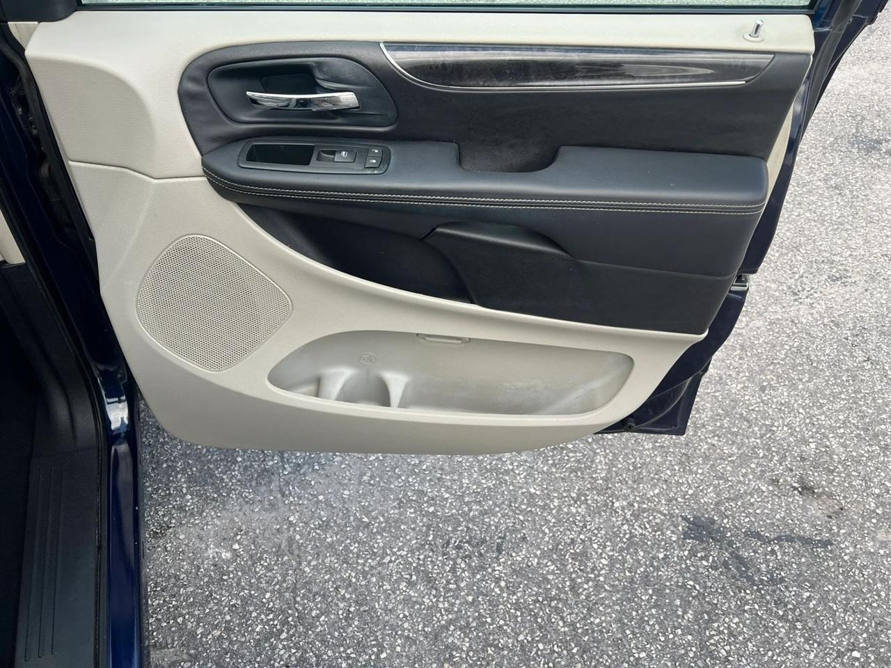 Chrysler Town & Country Touring-L 2013