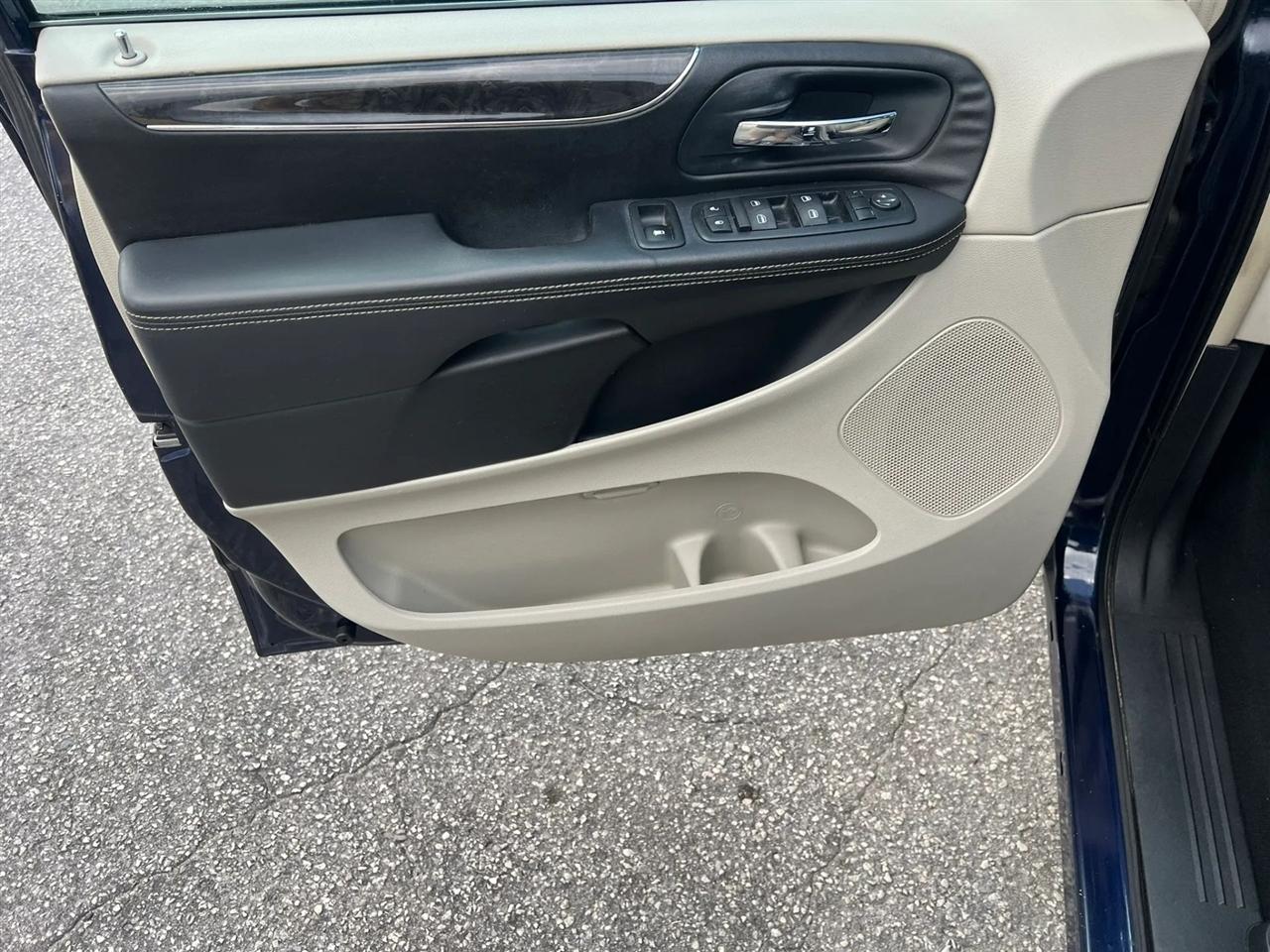 Chrysler Town & Country Touring-L 2013