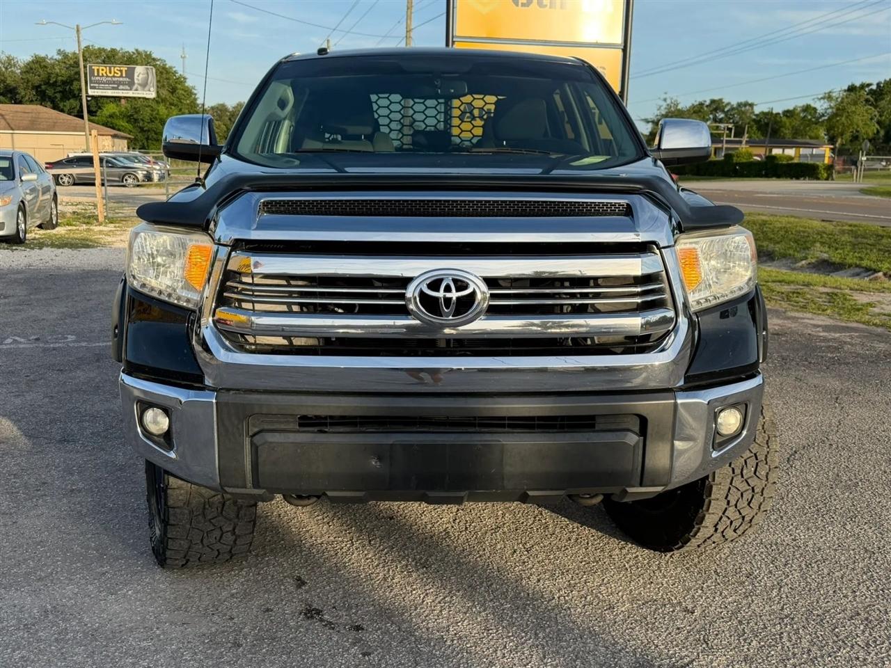 Toyota Tundra SR5 5.7L V8 FFV CrewMax 4WD 2017