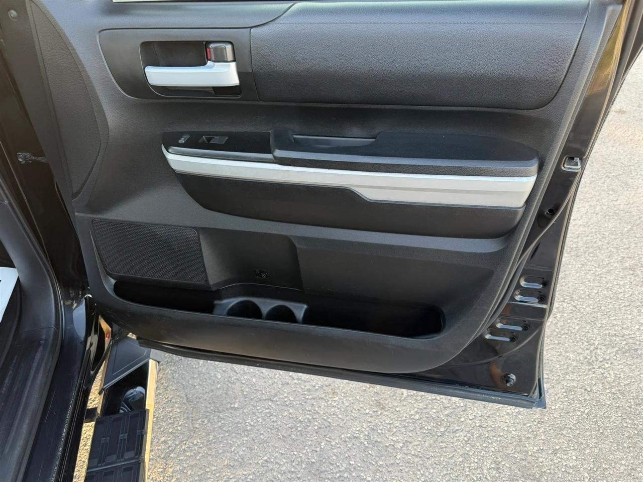 Toyota Tundra SR5 5.7L V8 FFV CrewMax 4WD 2017