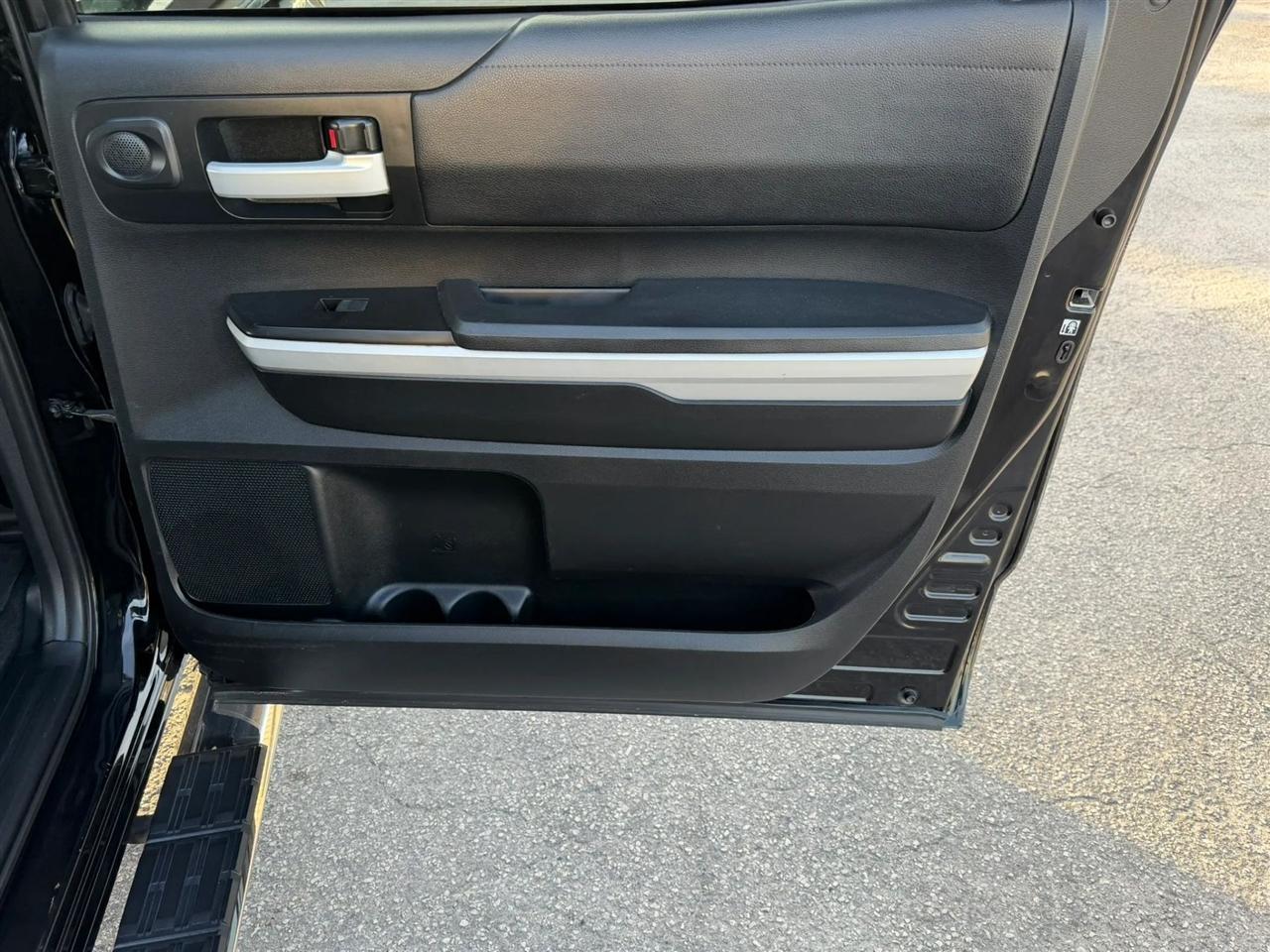 Toyota Tundra SR5 5.7L V8 FFV CrewMax 4WD 2017