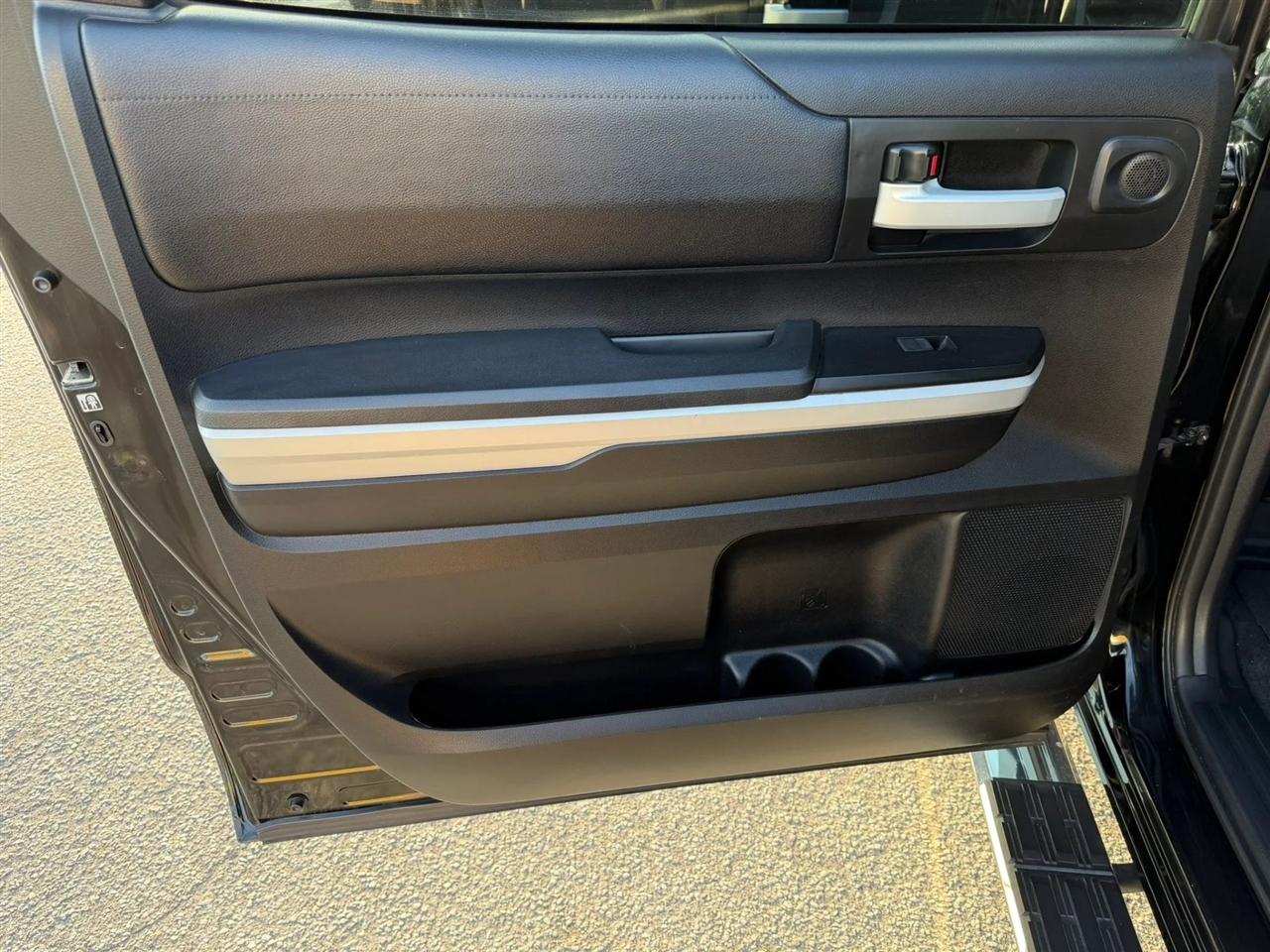 Toyota Tundra SR5 5.7L V8 FFV CrewMax 4WD 2017