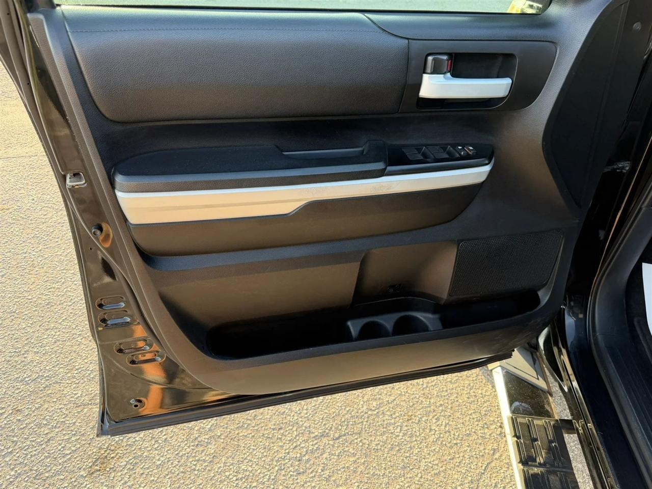 Toyota Tundra SR5 5.7L V8 FFV CrewMax 4WD 2017