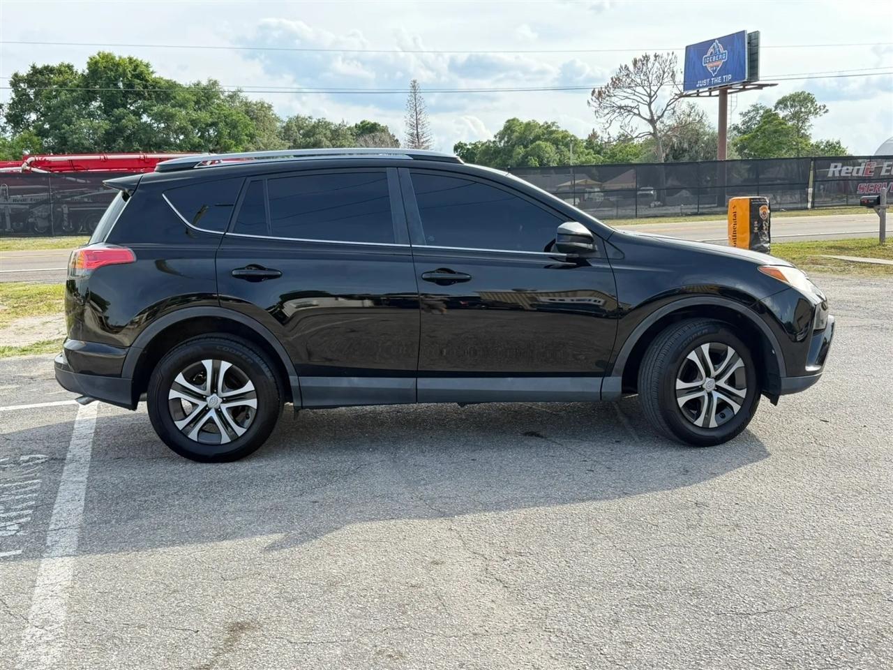 Toyota RAV4 LE AWD 2017