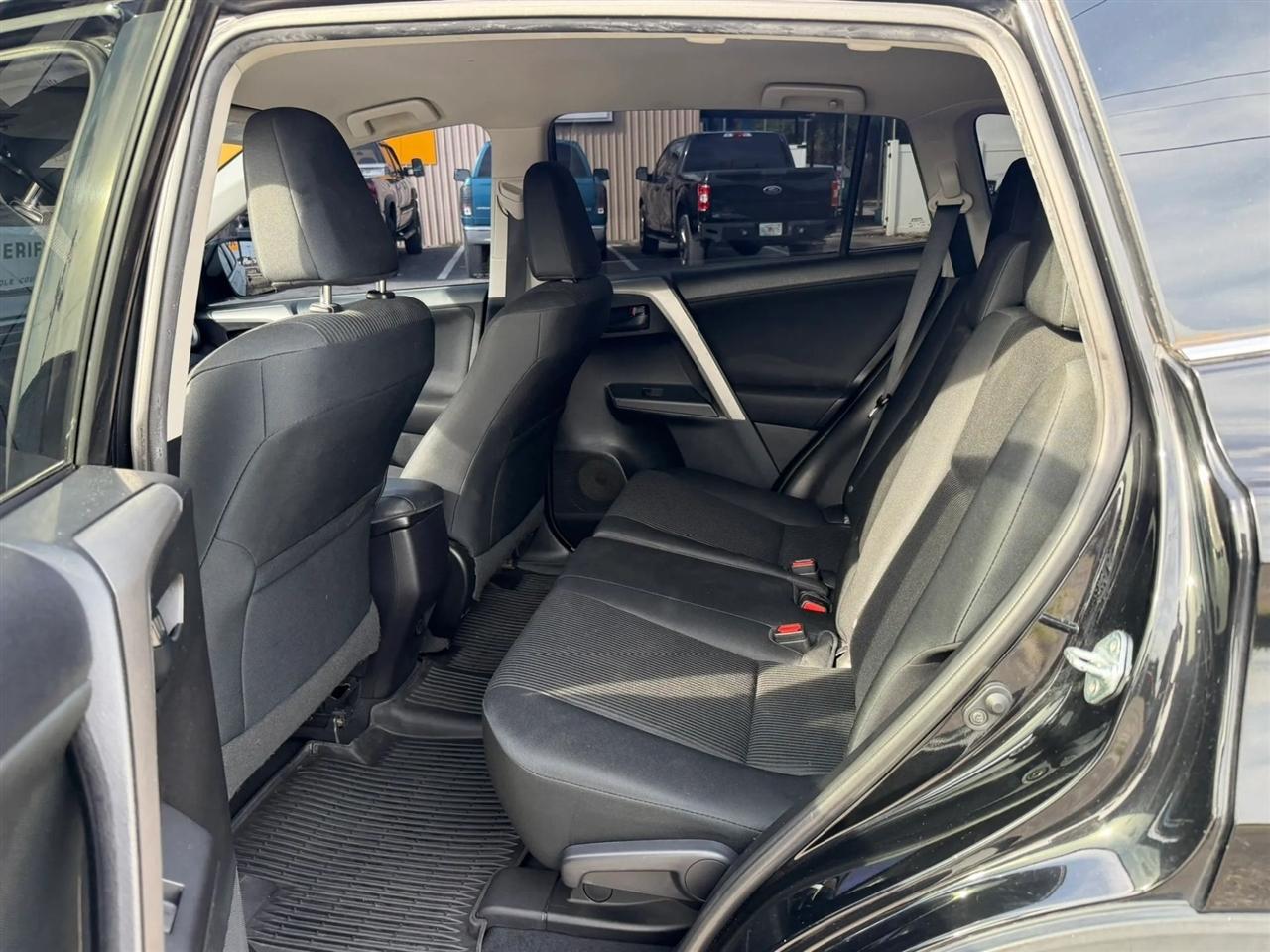 Toyota RAV4 LE AWD 2017