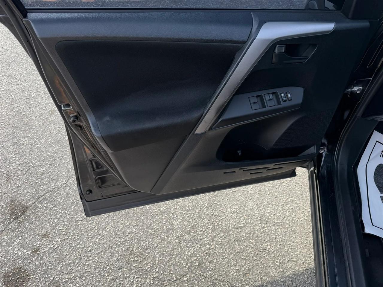 Toyota RAV4 LE AWD 2017