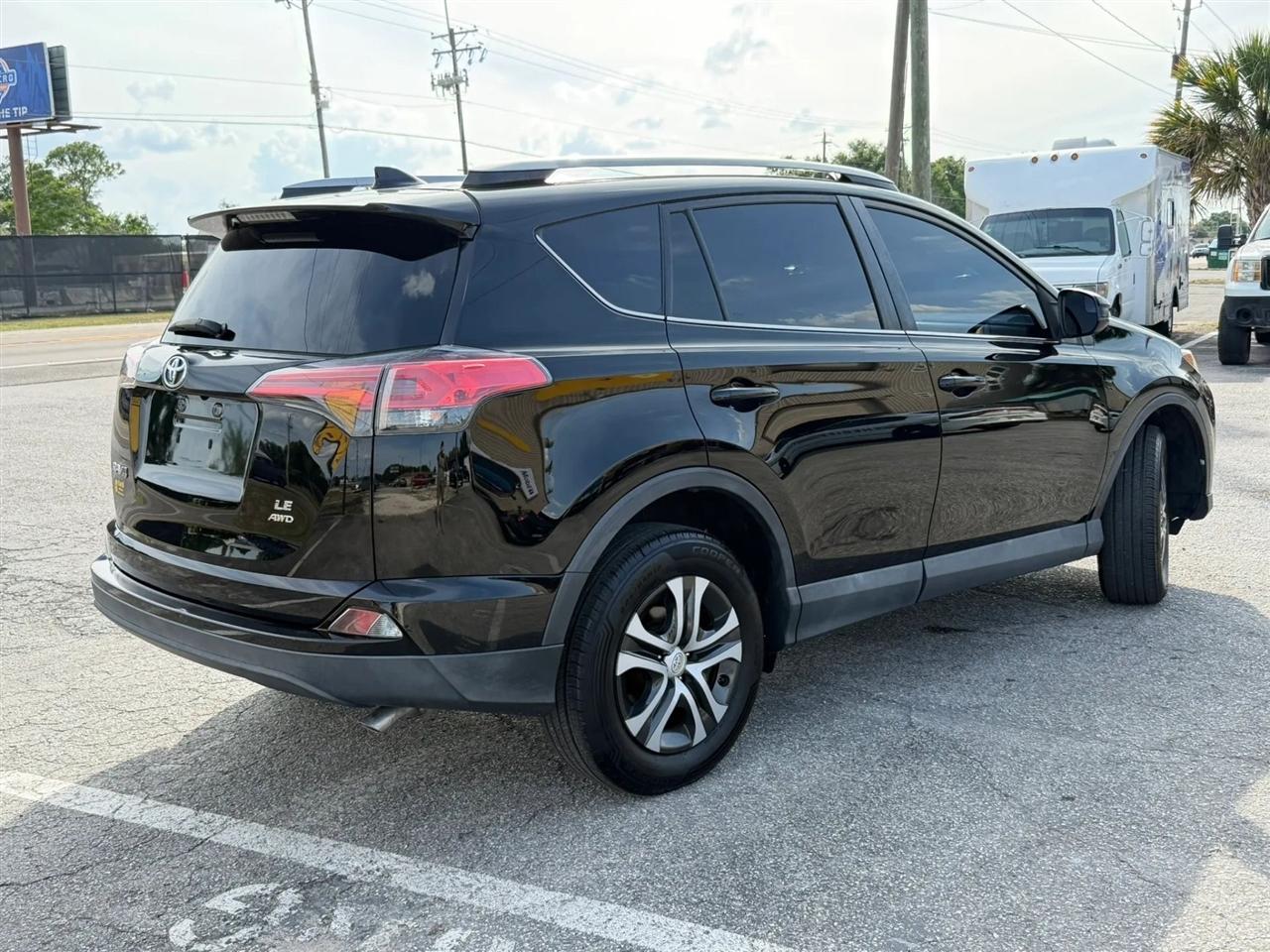 Toyota RAV4 LE AWD 2017