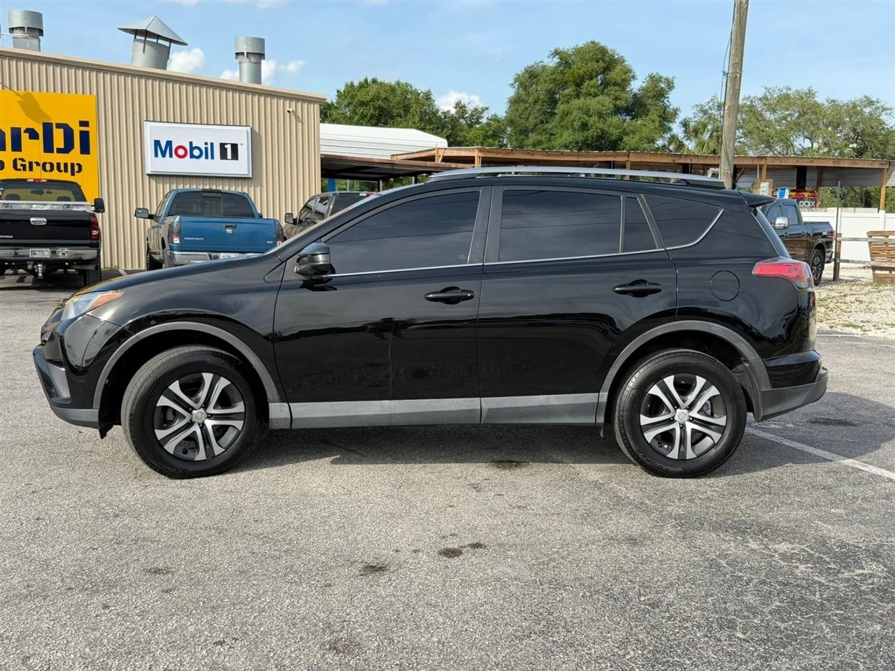 Toyota RAV4 LE AWD 2017