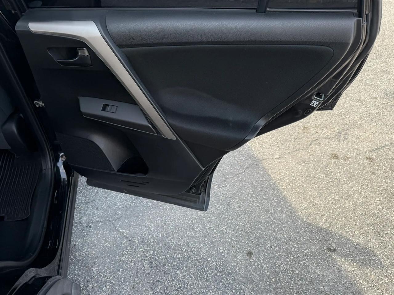 Toyota RAV4 LE AWD 2017