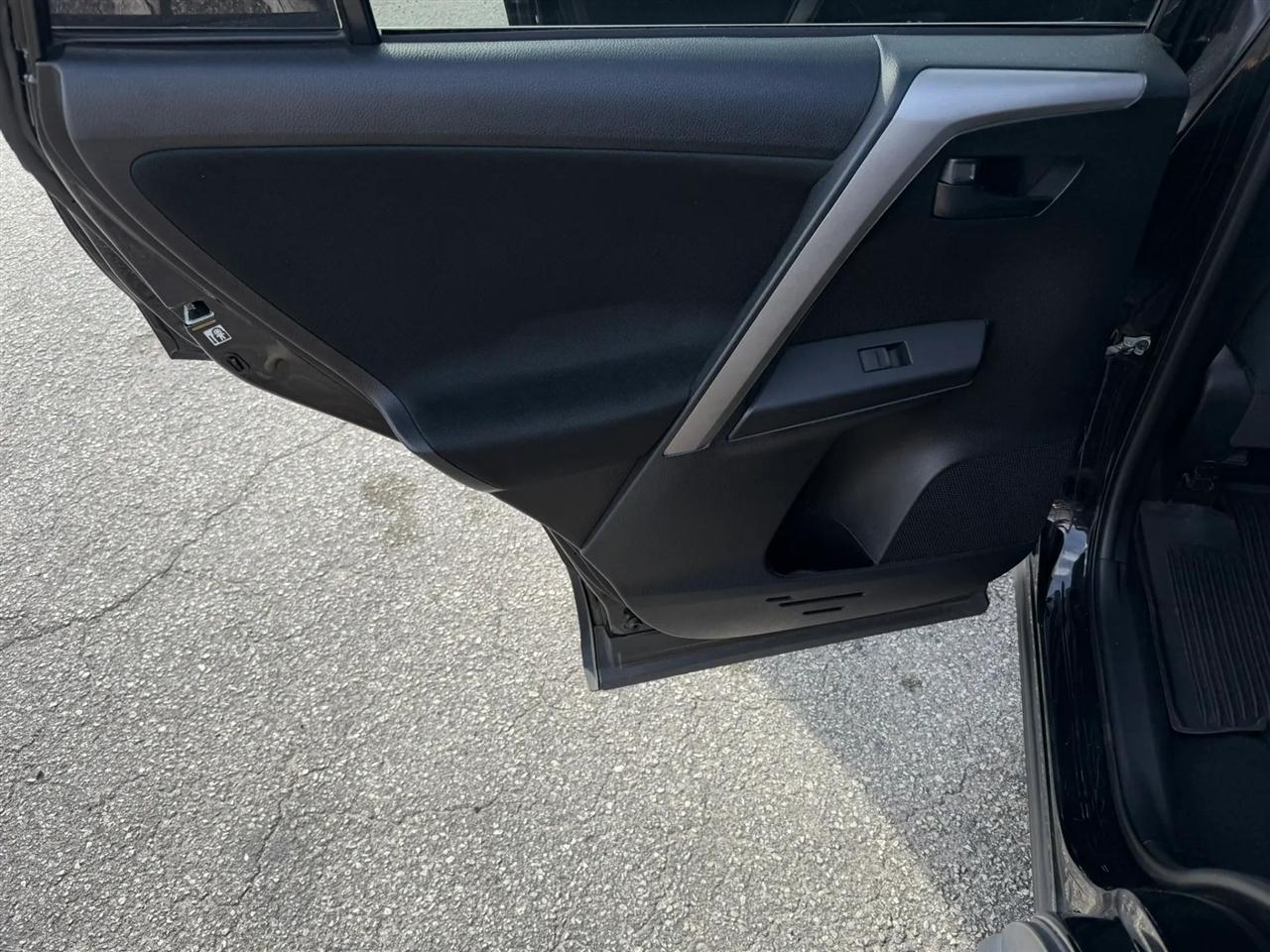 Toyota RAV4 LE AWD 2017