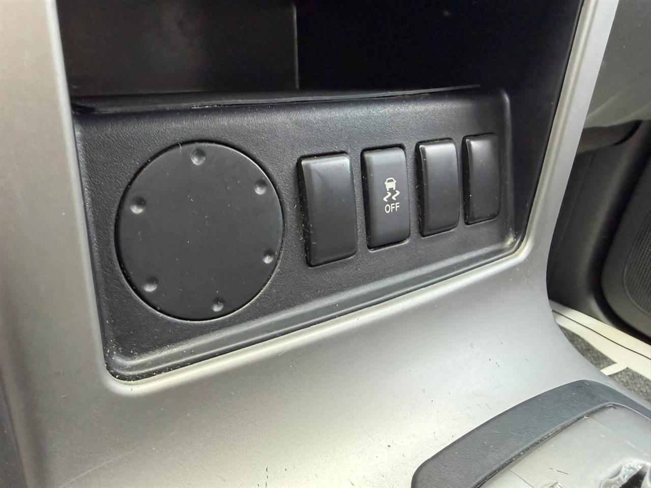 Nissan Pathfinder S 2WD 2012