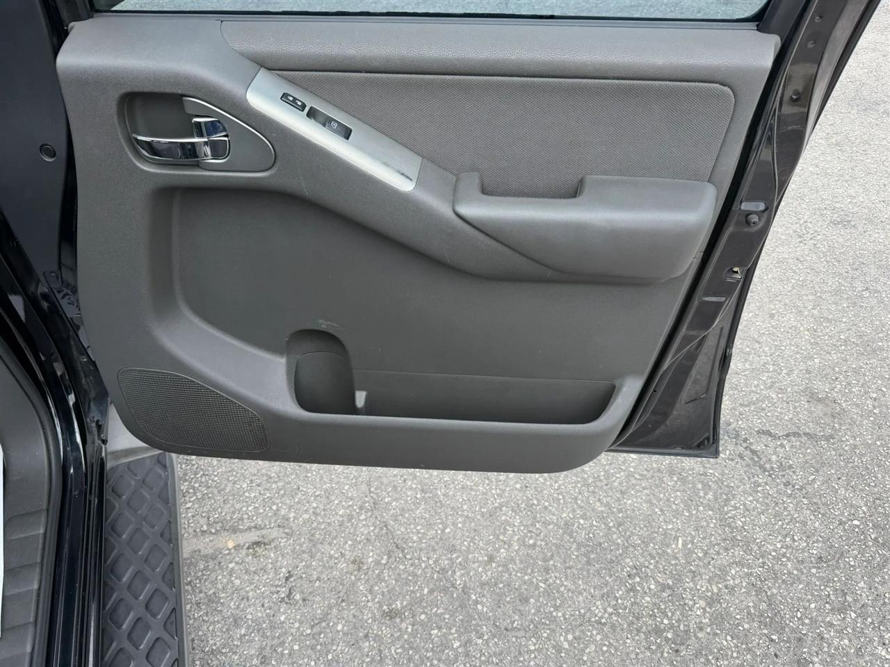 Nissan Pathfinder S 2WD 2012