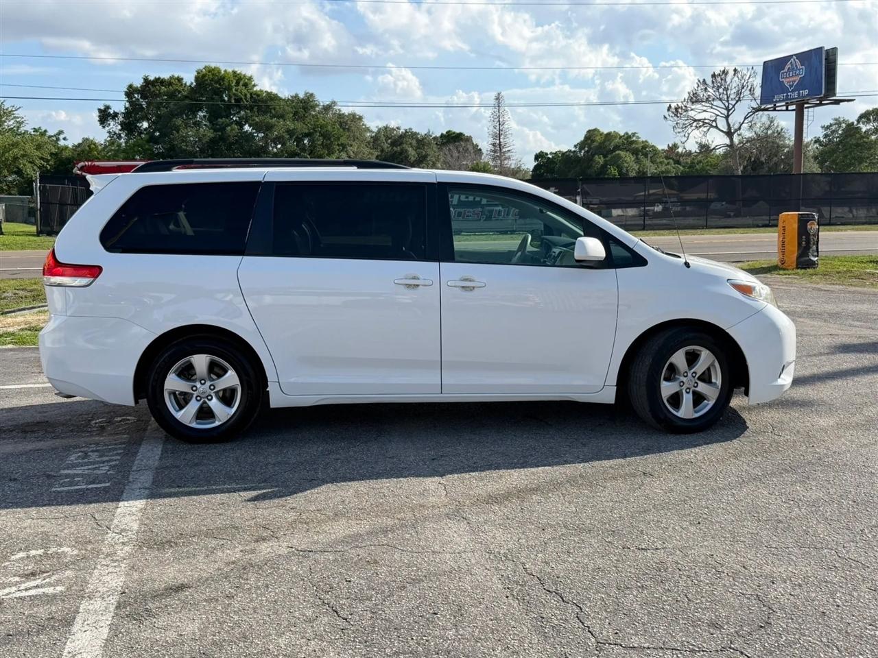 Toyota Sienna LE FWD 8-Passenger V6 2014