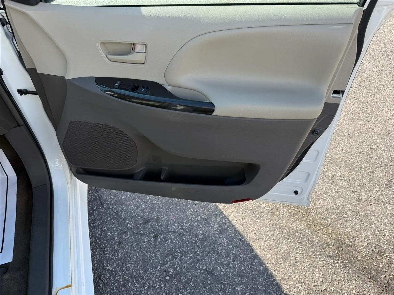 Toyota Sienna LE FWD 8-Passenger V6 2014