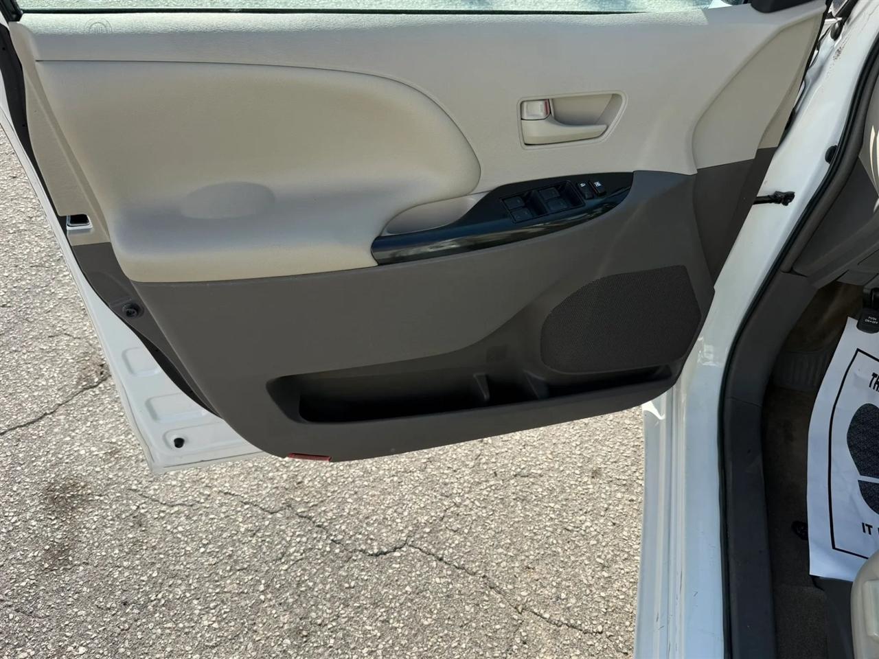 Toyota Sienna LE FWD 8-Passenger V6 2014