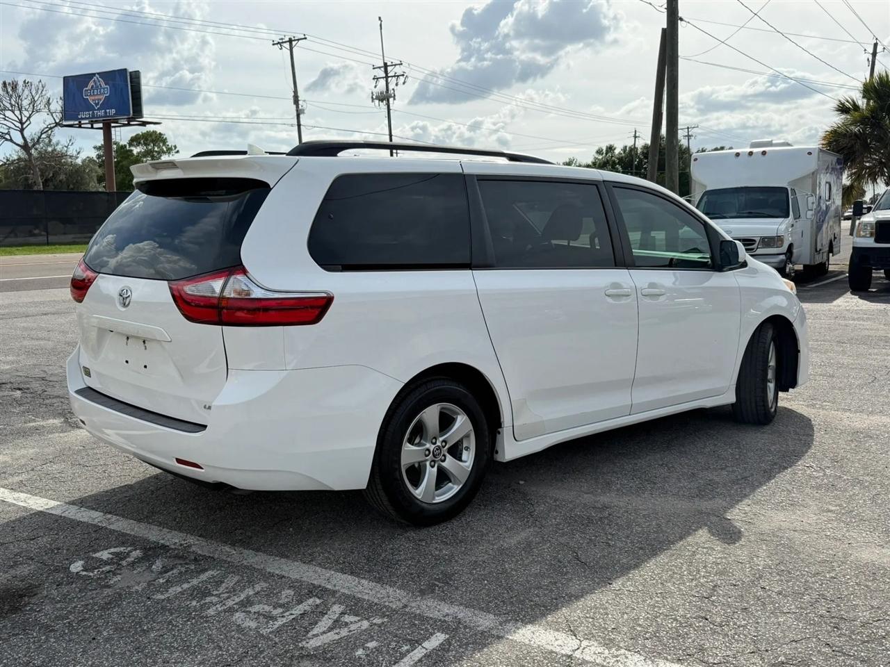 Toyota Sienna LE 8-Passenger 2018
