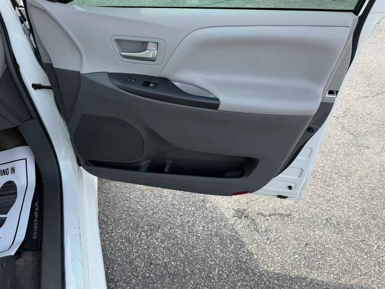 Toyota Sienna LE 8-Passenger 2018