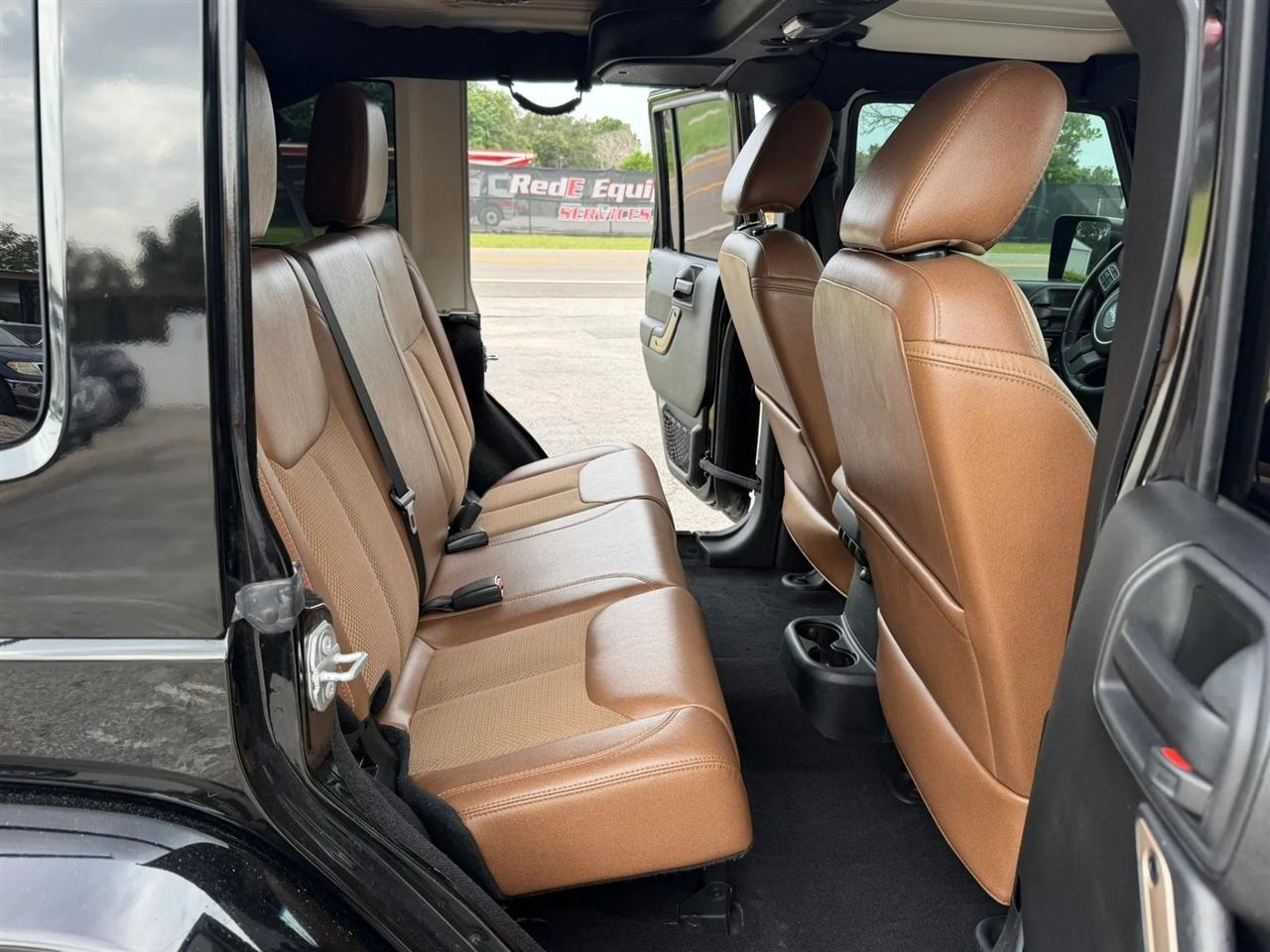 Jeep Wrangler Unlimited Sahara 4WD 2017