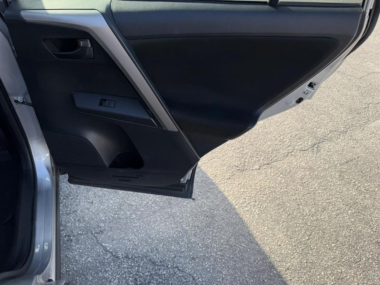 Toyota RAV4 LE FWD 2016