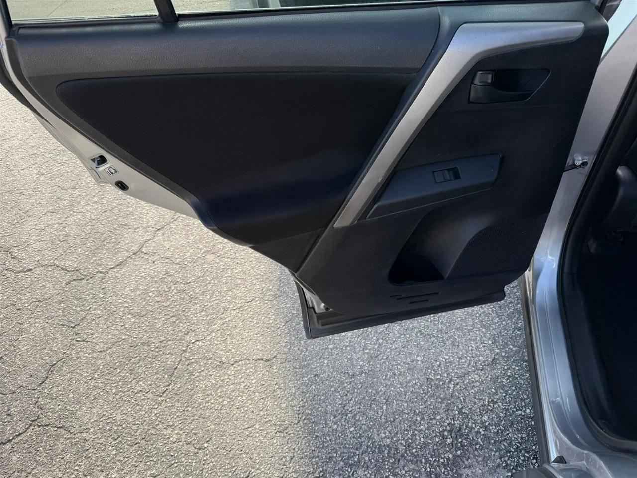 Toyota RAV4 LE FWD 2016