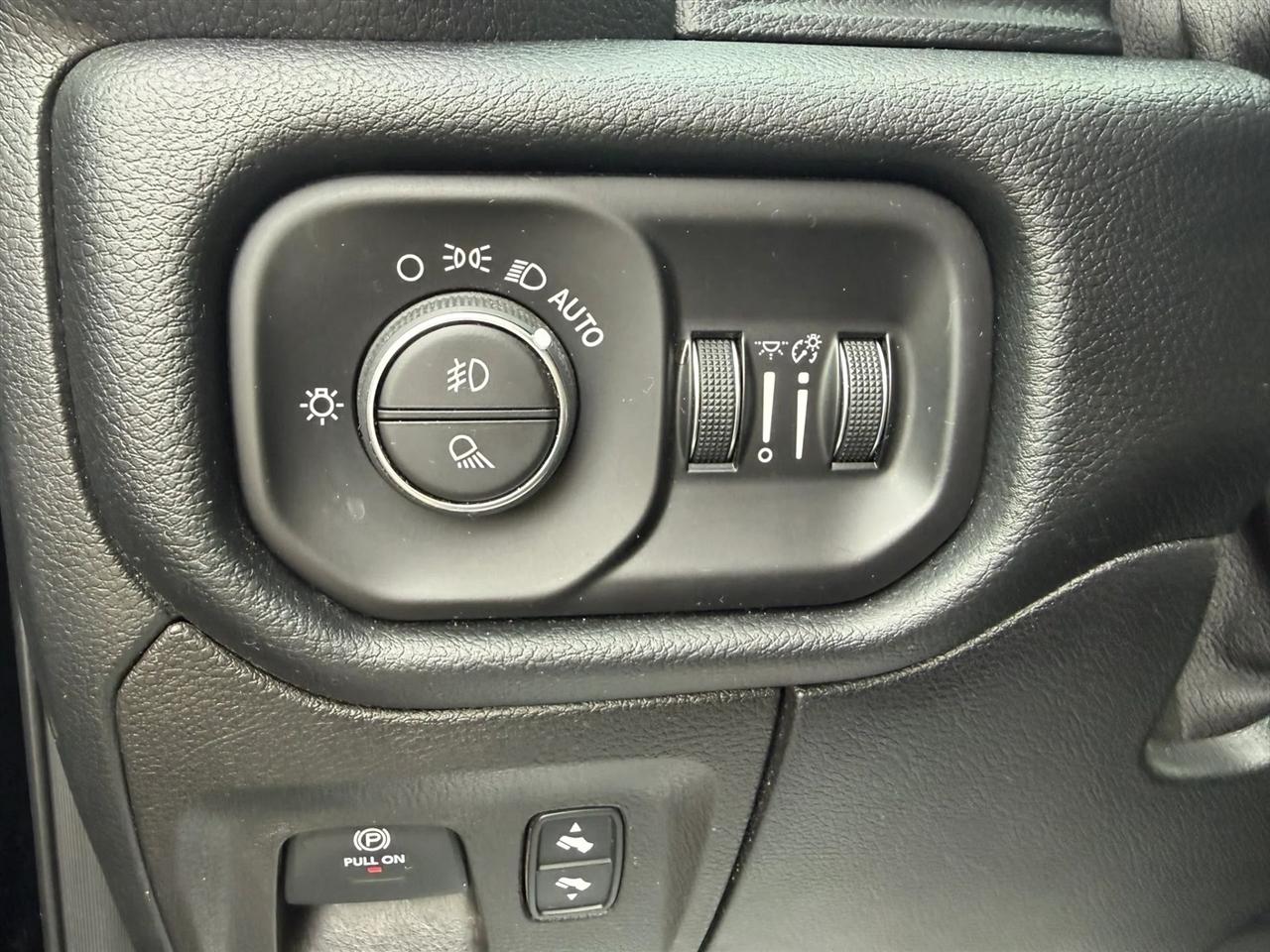 RAM 1500 Laramie Crew Cab SWB 4WD 2021