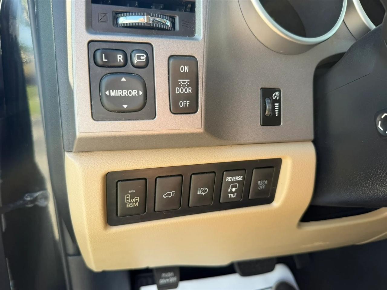Toyota Sequoia Platinum 4WD 2013
