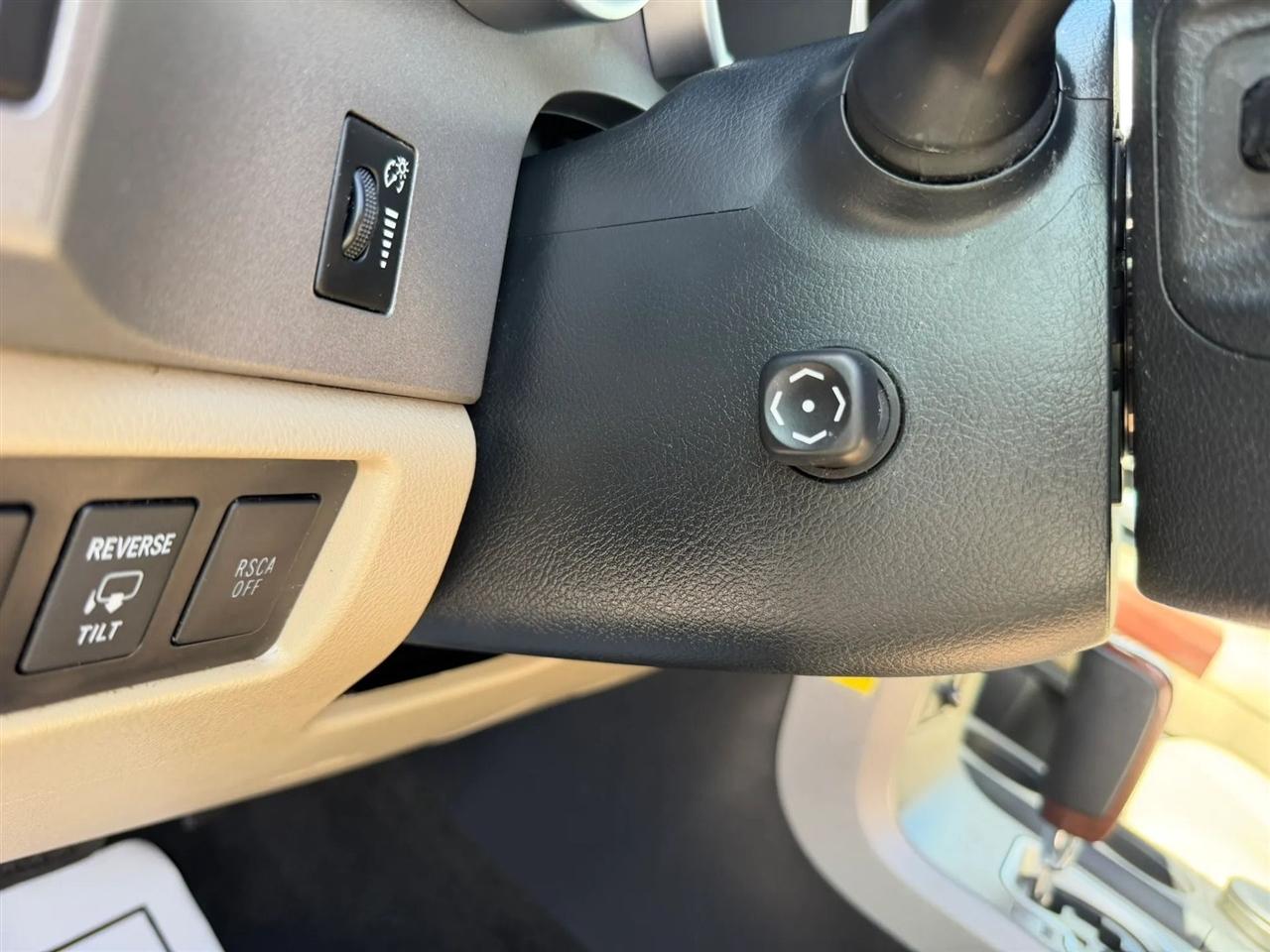 Toyota Sequoia Platinum 4WD 2013