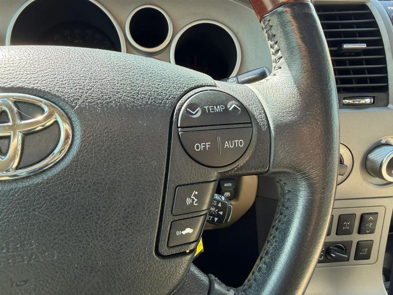 Toyota Sequoia Platinum 4WD 2013