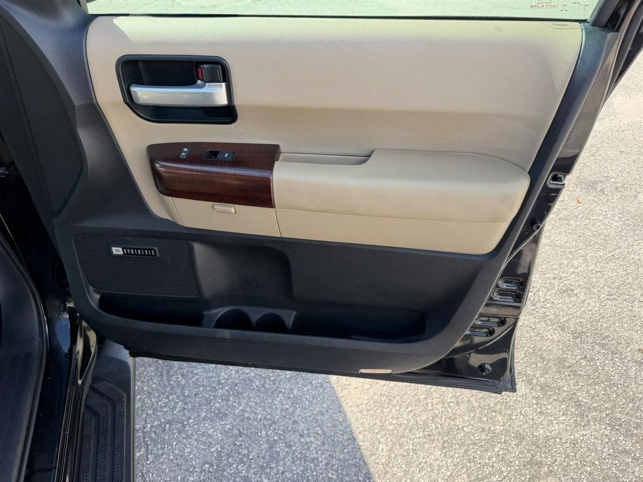 Toyota Sequoia Platinum 4WD 2013